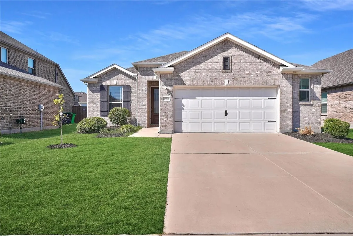 Single Family Residence For Rent in Denton County , 3013 Stallion Trail Way, Aubrey, Texas 76227, 3 Bedroom, 2 Bathroom, 2 Garage spaces, 1,684 Sqft, built in 2020, mls#21409860, Real Estate Agent in Aubrey, Homes For Rent in Denton county, Homes For Rent in Aubrey, Realtor in Aubrey Texas, Real Estate Brokerage Independent Realty Texas, Luminita Cordes Realtor