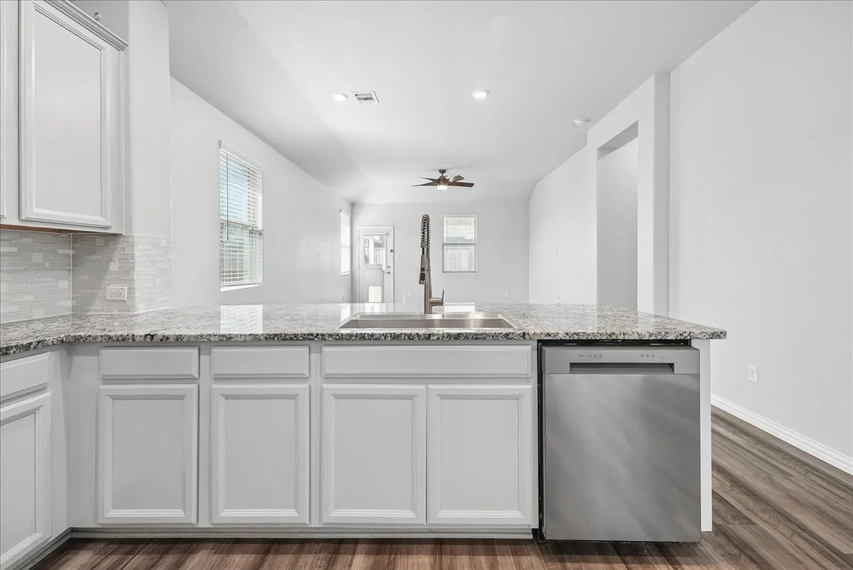 Single Family Residence For Rent in Denton County , 3013 Stallion Trail Way, Aubrey, Texas 76227, 3 Bedroom, 2 Bathroom, 2 Garage spaces, 1,684 Sqft, built in 2020, mls#21409860, Real Estate Agent in Aubrey, Homes For Rent in Denton county, Homes For Rent in Aubrey, Realtor in Aubrey Texas, Real Estate Brokerage Independent Realty Texas, Luminita Cordes Realtor