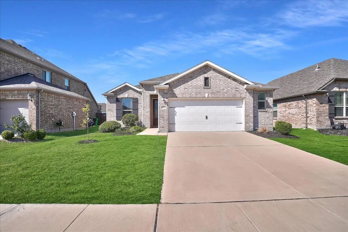 Single Family Residence For Rent in Denton County , 3013 Stallion Trail Way, Aubrey, Texas 76227, 3 Bedroom, 2 Bathroom, 2 Garage spaces, 1,684 Sqft, built in 2020, mls#21409860, Real Estate Agent in Aubrey, Homes For Rent in Denton county, Homes For Rent in Aubrey, Realtor in Aubrey Texas, Real Estate Brokerage Independent Realty Texas, Luminita Cordes Realtor