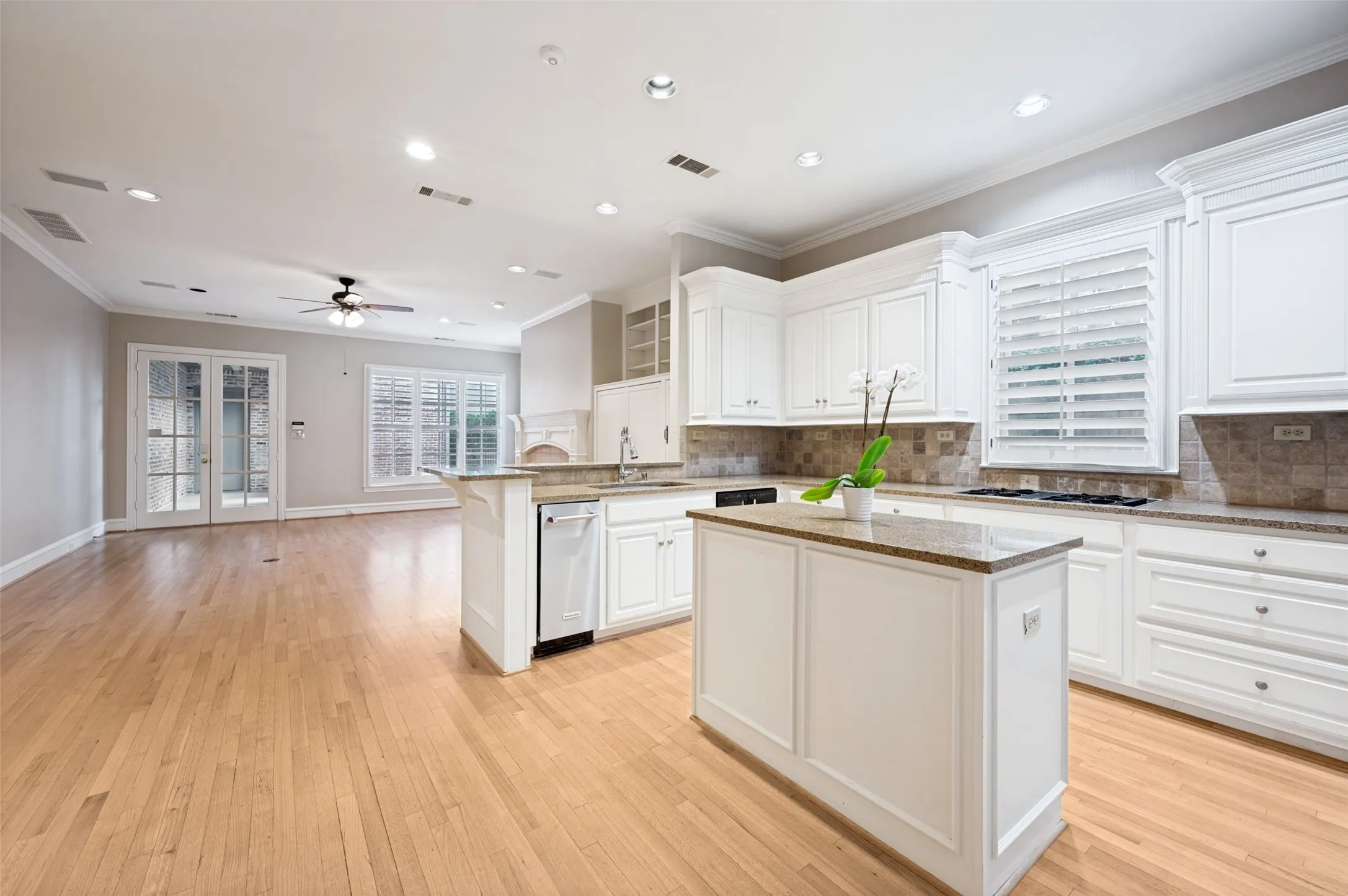 Single Family Residence For Rent in Dallas County , 3448 Granada Avenue, University Park, Texas 75205, 4 Bedroom, 4 Bathroom, 2 Garage spaces, 3,352 Sqft, built in 1997, mls#21409881, Real Estate Agent in University Park, Homes For Rent in Dallas county, Homes For Rent in University Park, Realtor in University Park Texas, Real Estate Brokerage Independent Realty Texas, Luminita Cordes Realtor