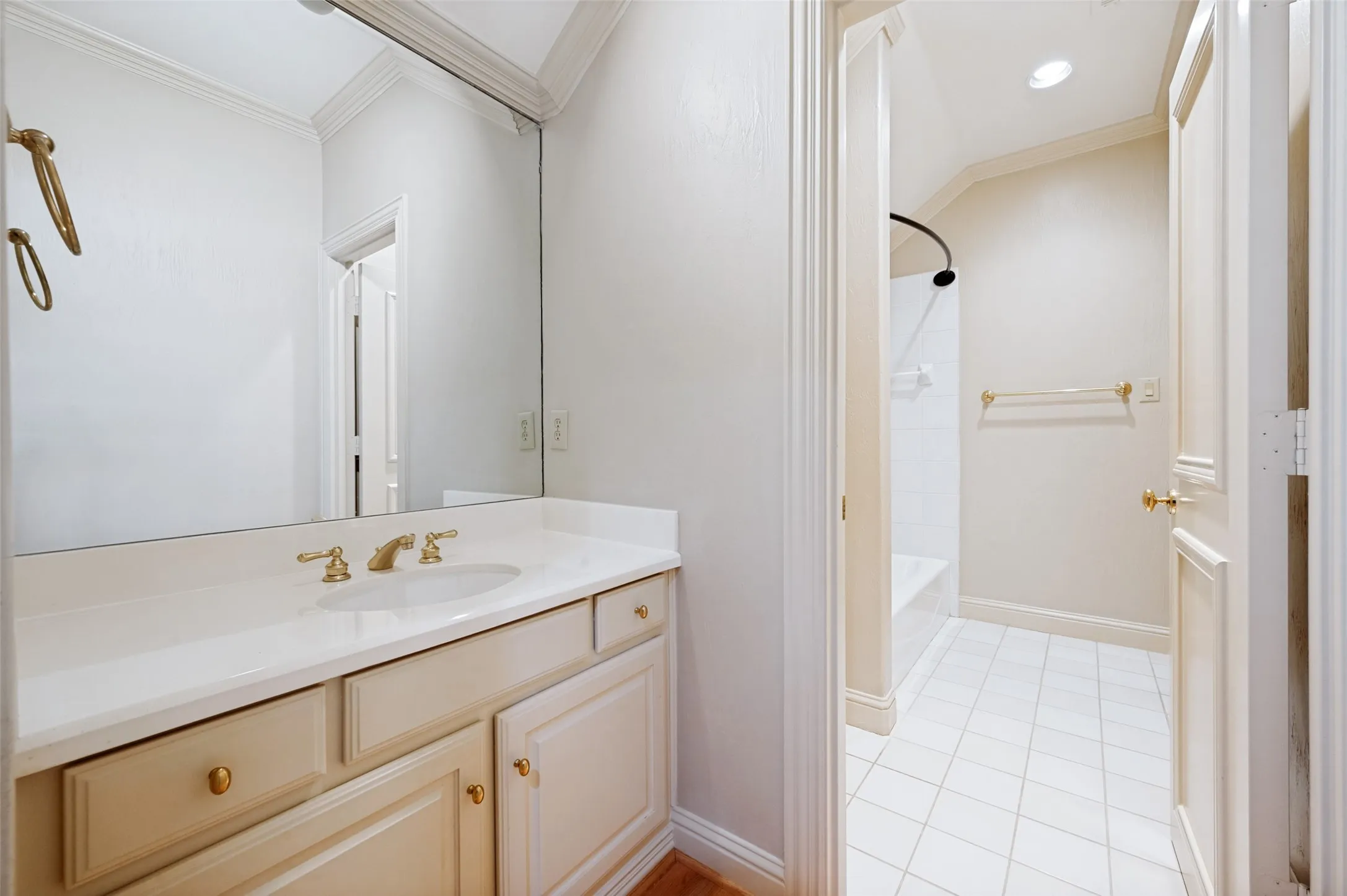 Single Family Residence For Rent in Dallas County , 3448 Granada Avenue, University Park, Texas 75205, 4 Bedroom, 4 Bathroom, 2 Garage spaces, 3,352 Sqft, built in 1997, mls#21409881, Real Estate Agent in University Park, Homes For Rent in Dallas county, Homes For Rent in University Park, Realtor in University Park Texas, Real Estate Brokerage Independent Realty Texas, Luminita Cordes Realtor