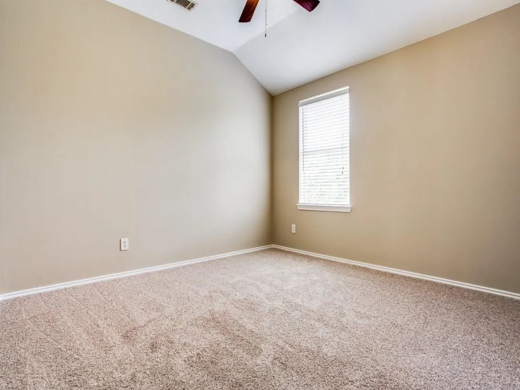 LARGE 2ND GUEST BEDROOM WITH WALK-IN CLOSET!