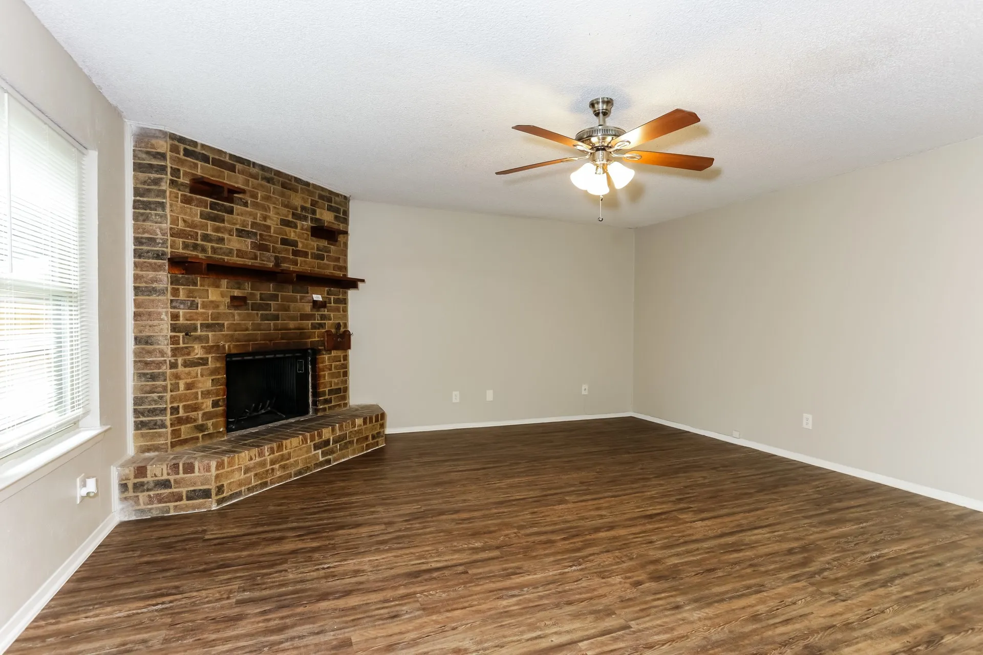 Single Family Residence For Rent in Tarrant County , 604 Circleview Drive, Mansfield, Texas 76063, 3 Bedroom, 2 Bathroom, 2 Garage spaces, 1,284 Sqft, built in 1981, mls#21410038, Real Estate Agent in Mansfield, Homes For Rent in Tarrant county, Homes For Rent in Mansfield, Realtor in Mansfield Texas, Real Estate Brokerage Independent Realty Texas, Luminita Cordes Realtor