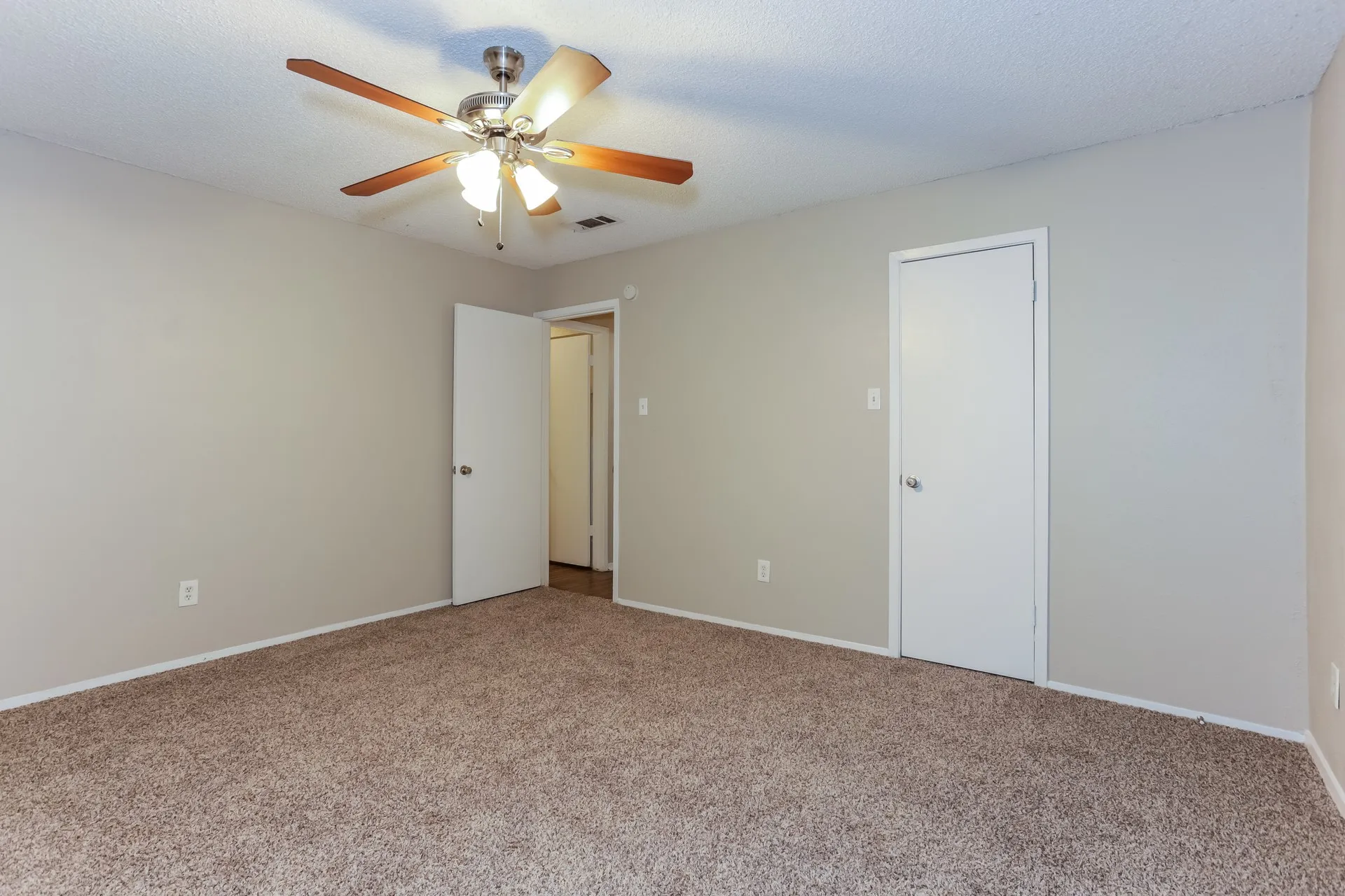 Single Family Residence For Rent in Tarrant County , 604 Circleview Drive, Mansfield, Texas 76063, 3 Bedroom, 2 Bathroom, 2 Garage spaces, 1,284 Sqft, built in 1981, mls#21410038, Real Estate Agent in Mansfield, Homes For Rent in Tarrant county, Homes For Rent in Mansfield, Realtor in Mansfield Texas, Real Estate Brokerage Independent Realty Texas, Luminita Cordes Realtor
