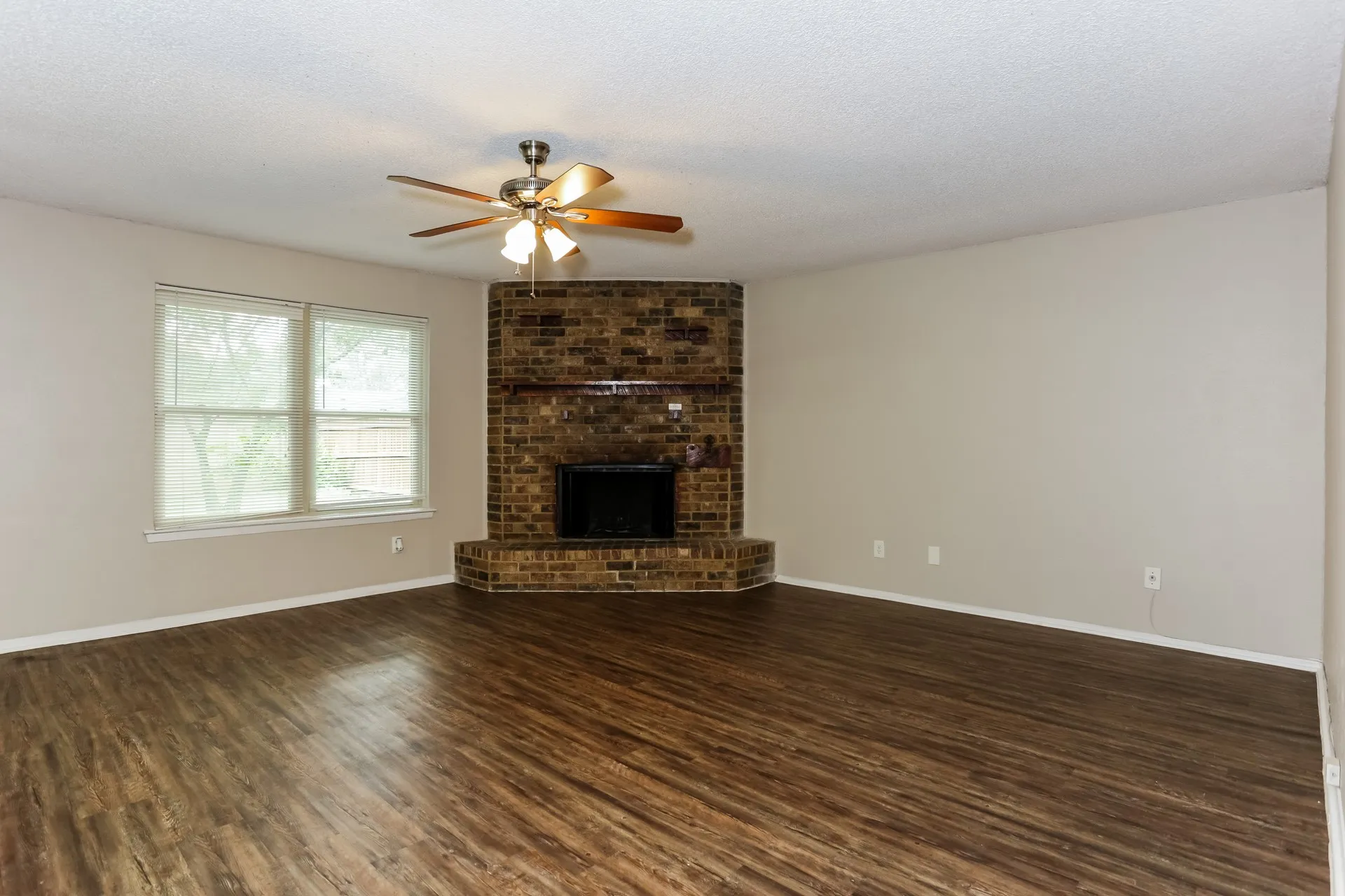 Single Family Residence For Rent in Tarrant County , 604 Circleview Drive, Mansfield, Texas 76063, 3 Bedroom, 2 Bathroom, 2 Garage spaces, 1,284 Sqft, built in 1981, mls#21410038, Real Estate Agent in Mansfield, Homes For Rent in Tarrant county, Homes For Rent in Mansfield, Realtor in Mansfield Texas, Real Estate Brokerage Independent Realty Texas, Luminita Cordes Realtor