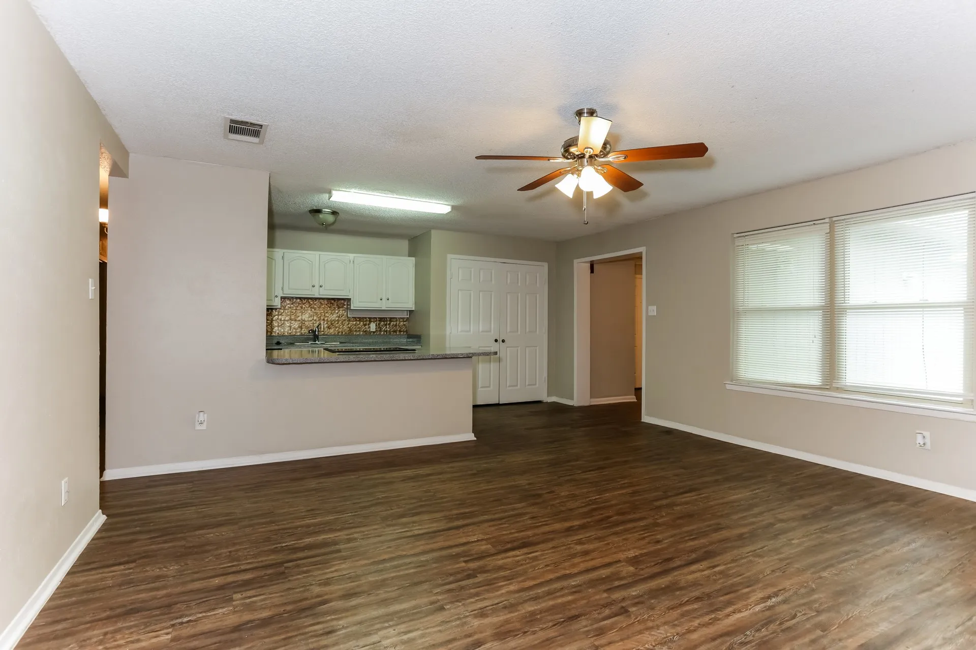 Single Family Residence For Rent in Tarrant County , 604 Circleview Drive, Mansfield, Texas 76063, 3 Bedroom, 2 Bathroom, 2 Garage spaces, 1,284 Sqft, built in 1981, mls#21410038, Real Estate Agent in Mansfield, Homes For Rent in Tarrant county, Homes For Rent in Mansfield, Realtor in Mansfield Texas, Real Estate Brokerage Independent Realty Texas, Luminita Cordes Realtor