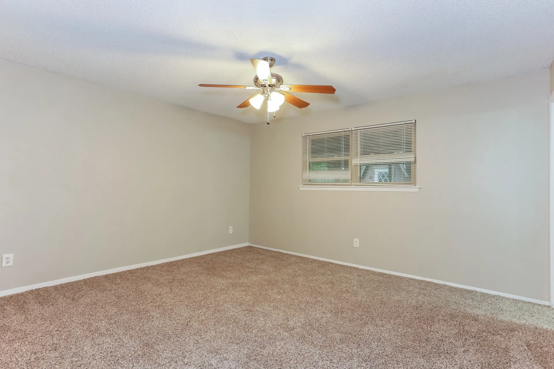 Single Family Residence For Rent in Tarrant County , 604 Circleview Drive, Mansfield, Texas 76063, 3 Bedroom, 2 Bathroom, 2 Garage spaces, 1,284 Sqft, built in 1981, mls#21410038, Real Estate Agent in Mansfield, Homes For Rent in Tarrant county, Homes For Rent in Mansfield, Realtor in Mansfield Texas, Real Estate Brokerage Independent Realty Texas, Luminita Cordes Realtor