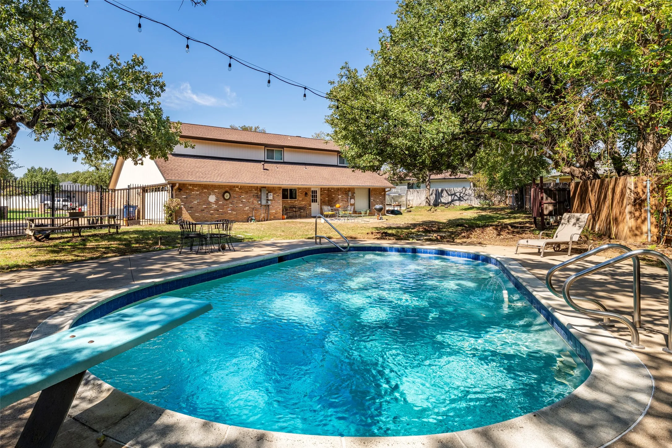 Single Family Residence For Sale in Tarrant County , 1803 Arrowhead Drive, Pantego, Texas 76013, 4 Bedroom, 3 Bathroom, 2 Garage spaces, 3,008 Sqft, built in 1968, mls#21397095, Real Estate Agent in Pantego, Homes For Sale in Tarrant county, Homes For Sale in Pantego, Realtor in Pantego Texas, Real Estate Brokerage Independent Realty Texas, Luminita Cordes Realtor