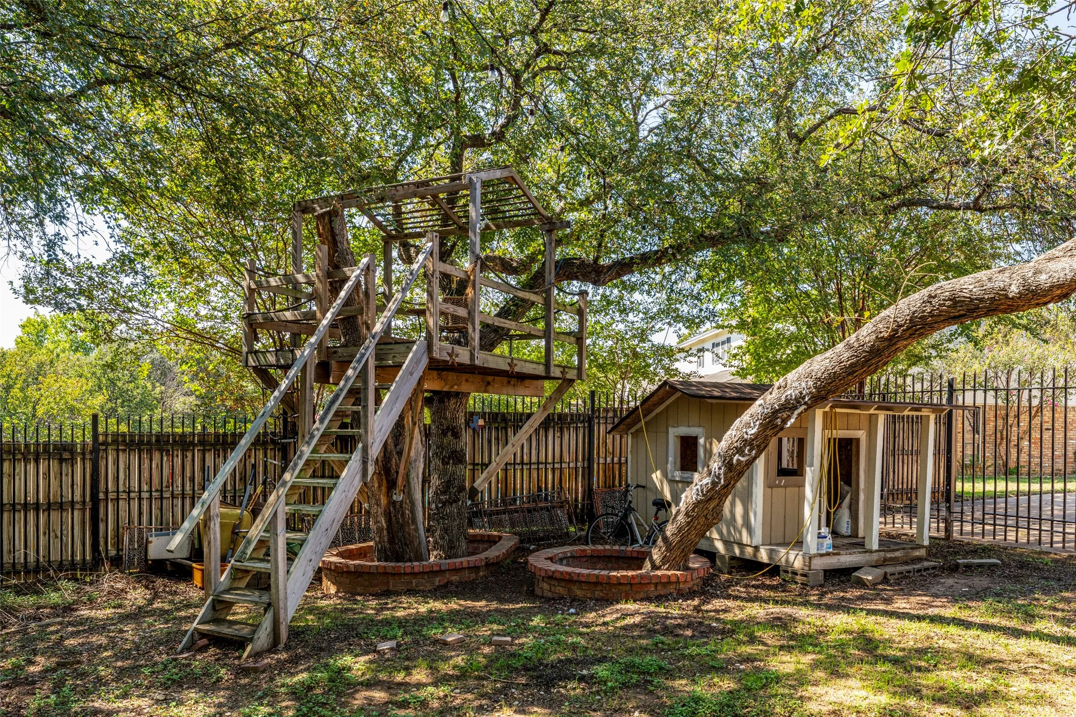 Single Family Residence For Sale in Tarrant County , 1803 Arrowhead Drive, Pantego, Texas 76013, 4 Bedroom, 3 Bathroom, 2 Garage spaces, 3,008 Sqft, built in 1968, mls#21397095, Real Estate Agent in Pantego, Homes For Sale in Tarrant county, Homes For Sale in Pantego, Realtor in Pantego Texas, Real Estate Brokerage Independent Realty Texas, Luminita Cordes Realtor