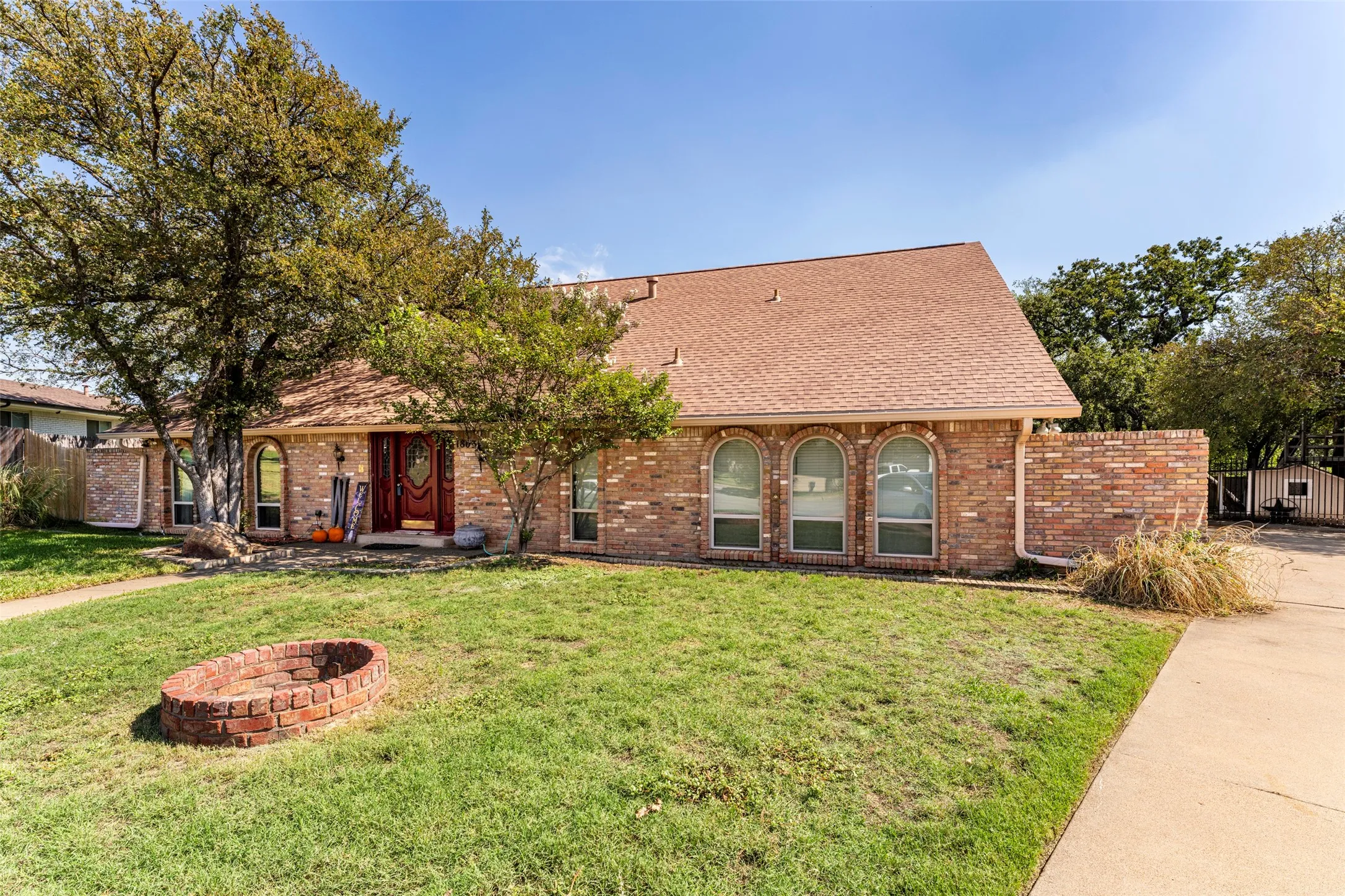 Single Family Residence For Sale in Tarrant County , 1803 Arrowhead Drive, Pantego, Texas 76013, 4 Bedroom, 3 Bathroom, 2 Garage spaces, 3,008 Sqft, built in 1968, mls#21397095, Real Estate Agent in Pantego, Homes For Sale in Tarrant county, Homes For Sale in Pantego, Realtor in Pantego Texas, Real Estate Brokerage Independent Realty Texas, Luminita Cordes Realtor
