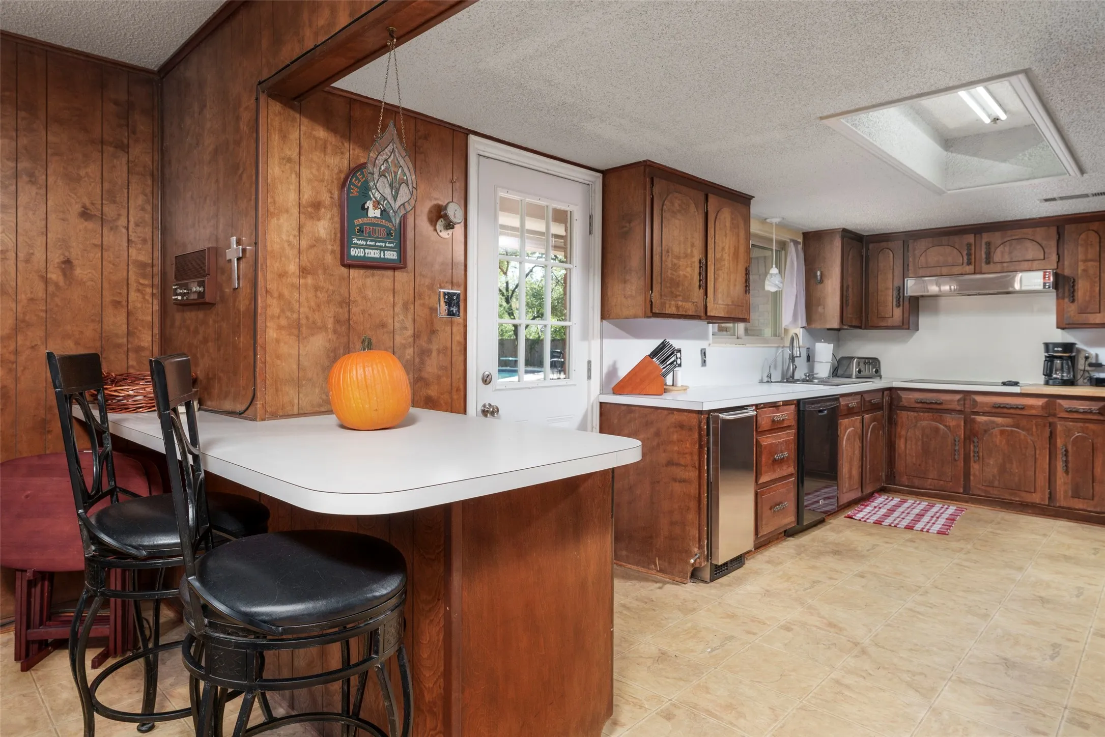 Single Family Residence For Sale in Tarrant County , 1803 Arrowhead Drive, Pantego, Texas 76013, 4 Bedroom, 3 Bathroom, 2 Garage spaces, 3,008 Sqft, built in 1968, mls#21397095, Real Estate Agent in Pantego, Homes For Sale in Tarrant county, Homes For Sale in Pantego, Realtor in Pantego Texas, Real Estate Brokerage Independent Realty Texas, Luminita Cordes Realtor