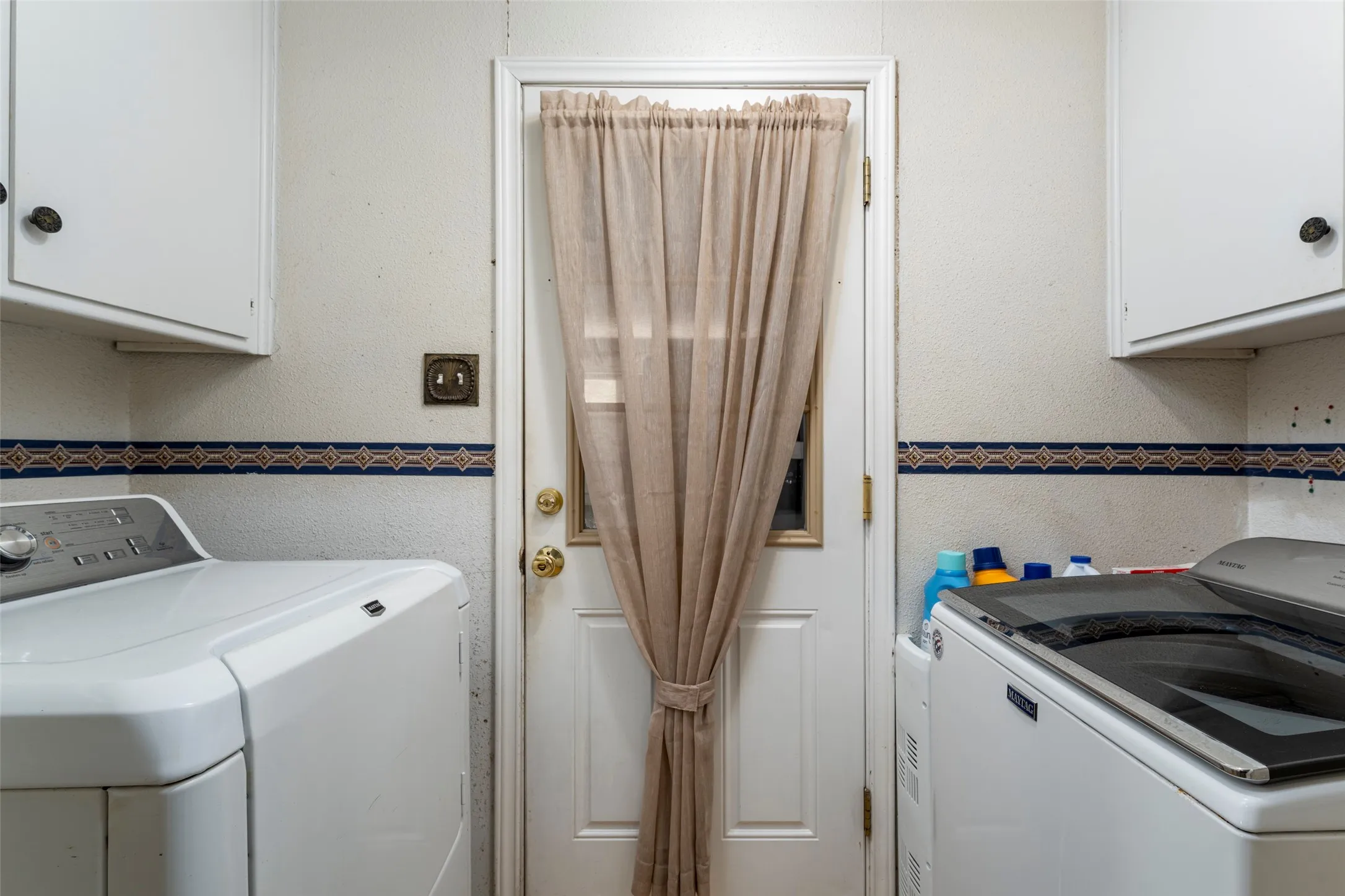Single Family Residence For Sale in Tarrant County , 1803 Arrowhead Drive, Pantego, Texas 76013, 4 Bedroom, 3 Bathroom, 2 Garage spaces, 3,008 Sqft, built in 1968, mls#21397095, Real Estate Agent in Pantego, Homes For Sale in Tarrant county, Homes For Sale in Pantego, Realtor in Pantego Texas, Real Estate Brokerage Independent Realty Texas, Luminita Cordes Realtor