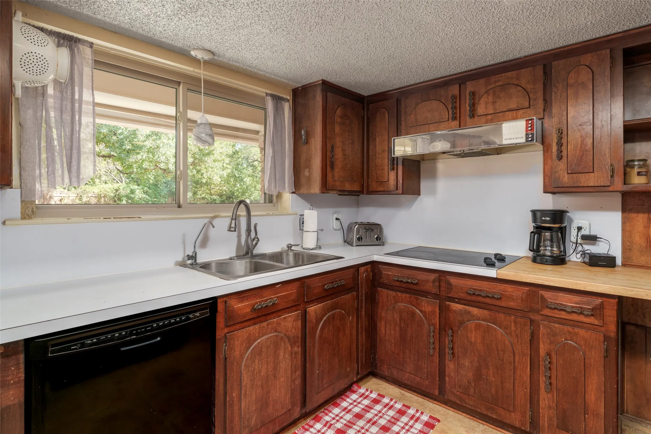 Single Family Residence For Sale in Tarrant County , 1803 Arrowhead Drive, Pantego, Texas 76013, 4 Bedroom, 3 Bathroom, 2 Garage spaces, 3,008 Sqft, built in 1968, mls#21397095, Real Estate Agent in Pantego, Homes For Sale in Tarrant county, Homes For Sale in Pantego, Realtor in Pantego Texas, Real Estate Brokerage Independent Realty Texas, Luminita Cordes Realtor