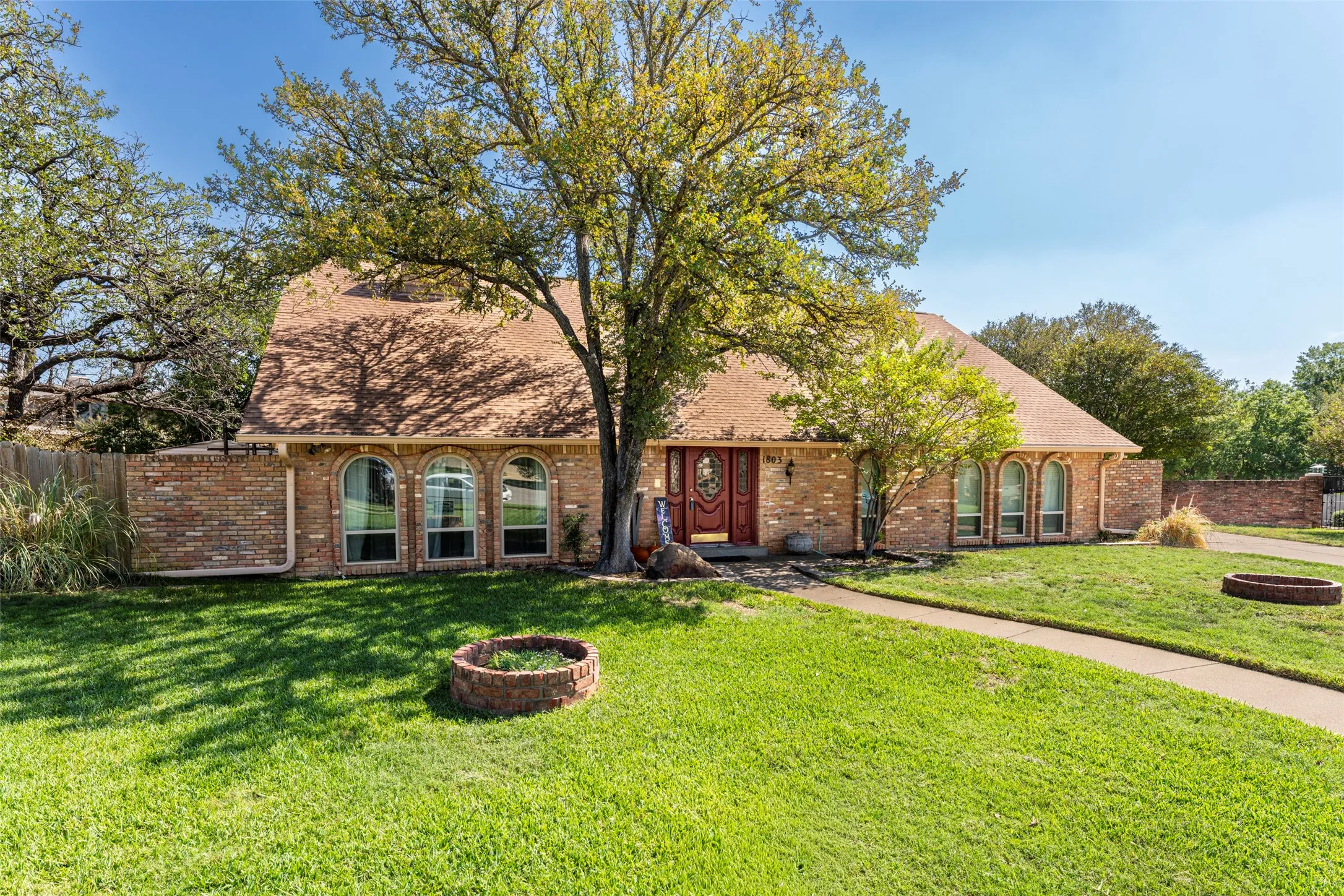 Single Family Residence For Sale in Tarrant County , 1803 Arrowhead Drive, Pantego, Texas 76013, 4 Bedroom, 3 Bathroom, 2 Garage spaces, 3,008 Sqft, built in 1968, mls#21397095, Real Estate Agent in Pantego, Homes For Sale in Tarrant county, Homes For Sale in Pantego, Realtor in Pantego Texas, Real Estate Brokerage Independent Realty Texas, Luminita Cordes Realtor