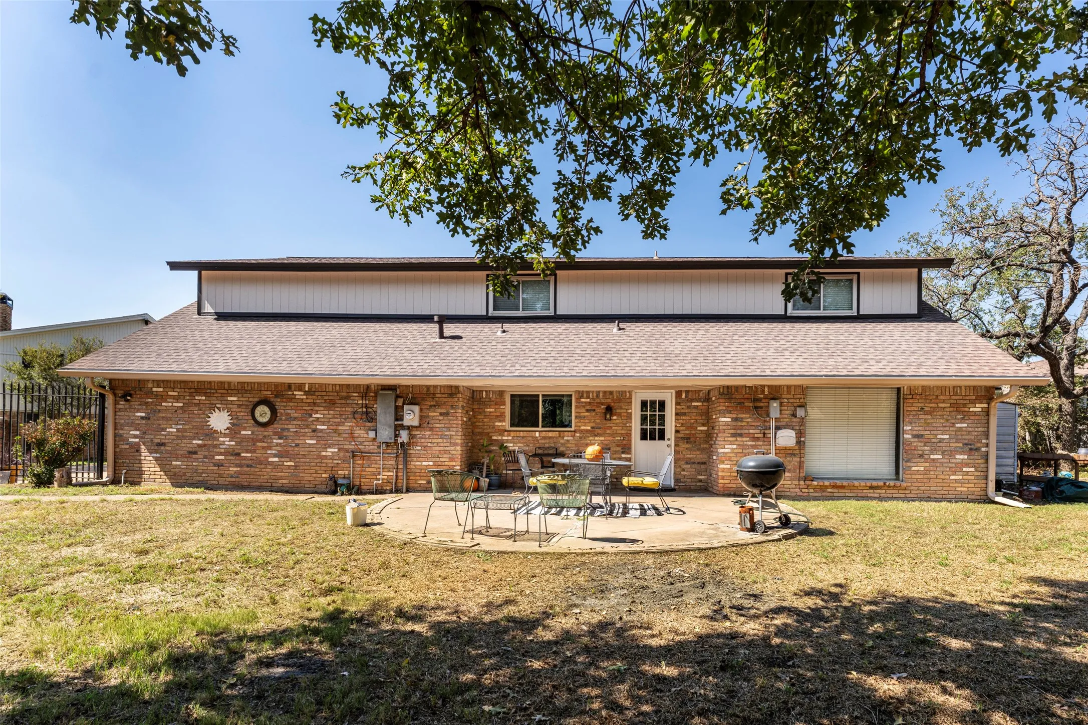 Single Family Residence For Sale in Tarrant County , 1803 Arrowhead Drive, Pantego, Texas 76013, 4 Bedroom, 3 Bathroom, 2 Garage spaces, 3,008 Sqft, built in 1968, mls#21397095, Real Estate Agent in Pantego, Homes For Sale in Tarrant county, Homes For Sale in Pantego, Realtor in Pantego Texas, Real Estate Brokerage Independent Realty Texas, Luminita Cordes Realtor