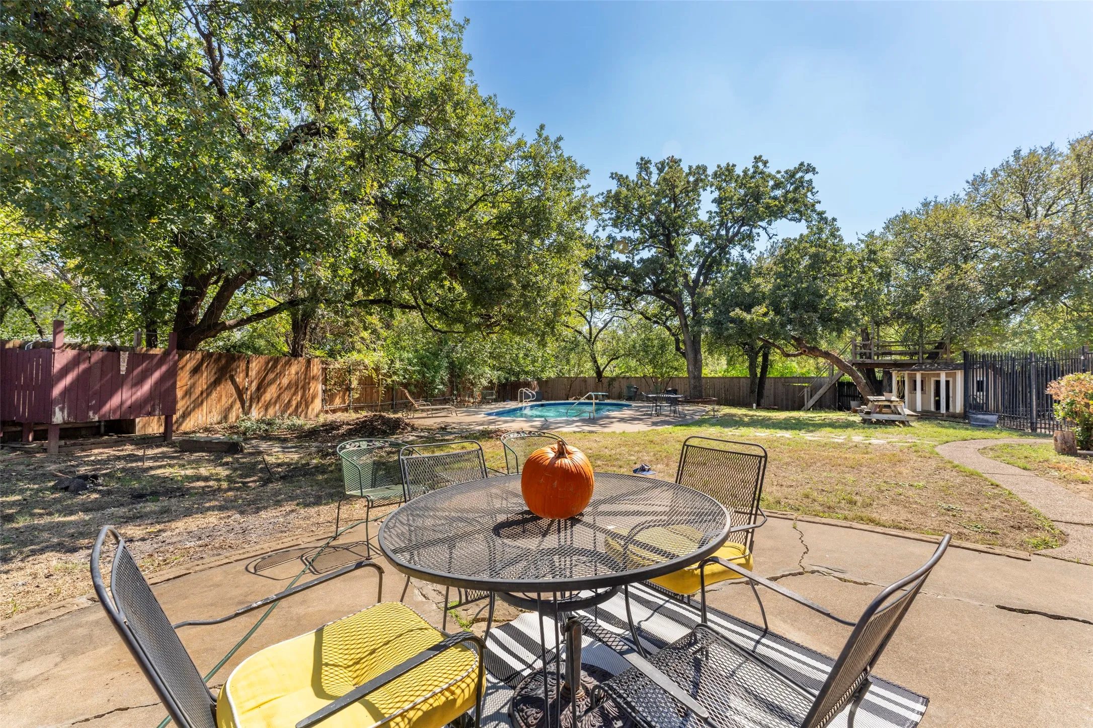 Single Family Residence For Sale in Tarrant County , 1803 Arrowhead Drive, Pantego, Texas 76013, 4 Bedroom, 3 Bathroom, 2 Garage spaces, 3,008 Sqft, built in 1968, mls#21397095, Real Estate Agent in Pantego, Homes For Sale in Tarrant county, Homes For Sale in Pantego, Realtor in Pantego Texas, Real Estate Brokerage Independent Realty Texas, Luminita Cordes Realtor