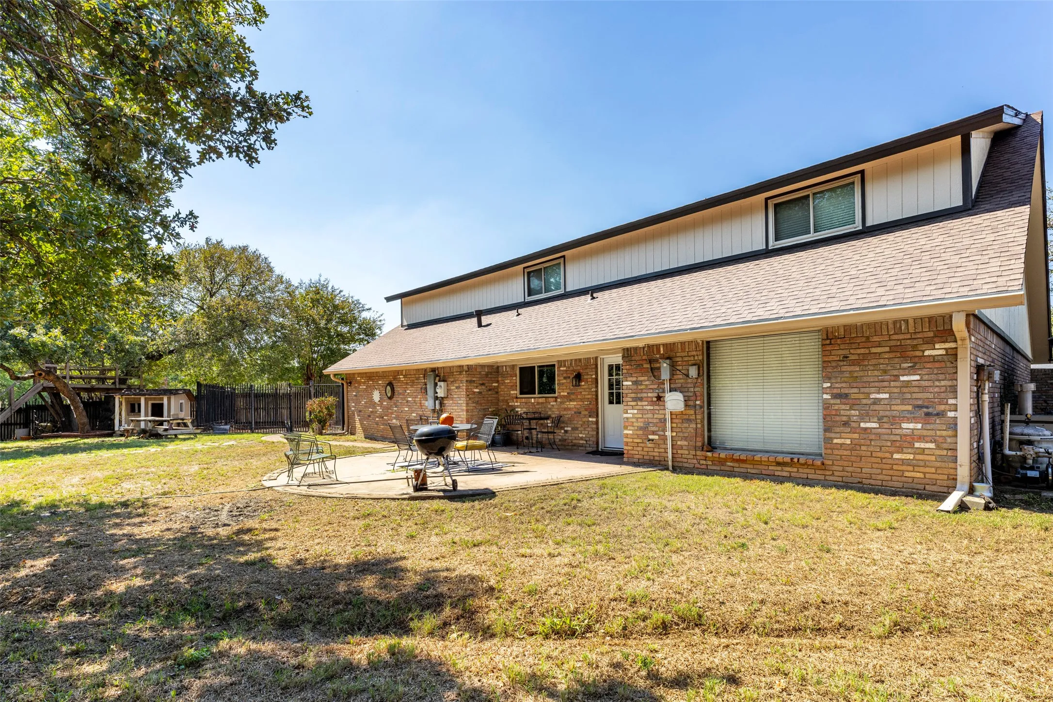 Single Family Residence For Sale in Tarrant County , 1803 Arrowhead Drive, Pantego, Texas 76013, 4 Bedroom, 3 Bathroom, 2 Garage spaces, 3,008 Sqft, built in 1968, mls#21397095, Real Estate Agent in Pantego, Homes For Sale in Tarrant county, Homes For Sale in Pantego, Realtor in Pantego Texas, Real Estate Brokerage Independent Realty Texas, Luminita Cordes Realtor