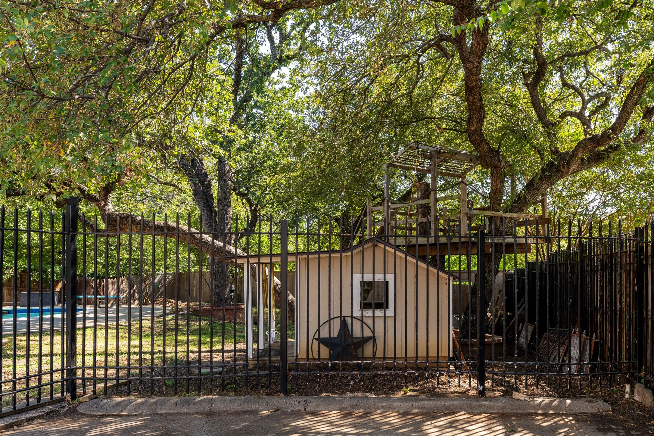 Single Family Residence For Sale in Tarrant County , 1803 Arrowhead Drive, Pantego, Texas 76013, 4 Bedroom, 3 Bathroom, 2 Garage spaces, 3,008 Sqft, built in 1968, mls#21397095, Real Estate Agent in Pantego, Homes For Sale in Tarrant county, Homes For Sale in Pantego, Realtor in Pantego Texas, Real Estate Brokerage Independent Realty Texas, Luminita Cordes Realtor
