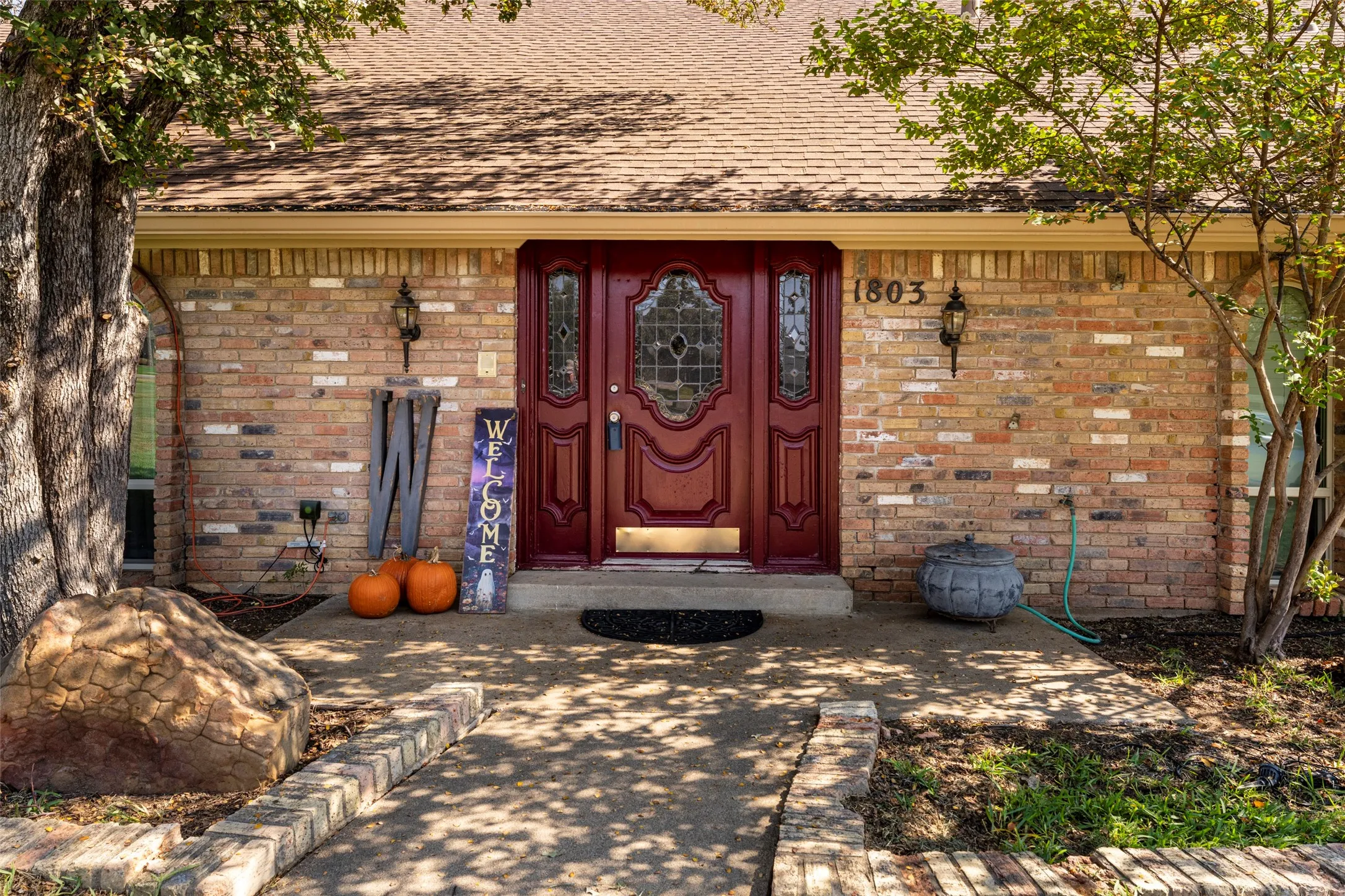 Single Family Residence For Sale in Tarrant County , 1803 Arrowhead Drive, Pantego, Texas 76013, 4 Bedroom, 3 Bathroom, 2 Garage spaces, 3,008 Sqft, built in 1968, mls#21397095, Real Estate Agent in Pantego, Homes For Sale in Tarrant county, Homes For Sale in Pantego, Realtor in Pantego Texas, Real Estate Brokerage Independent Realty Texas, Luminita Cordes Realtor