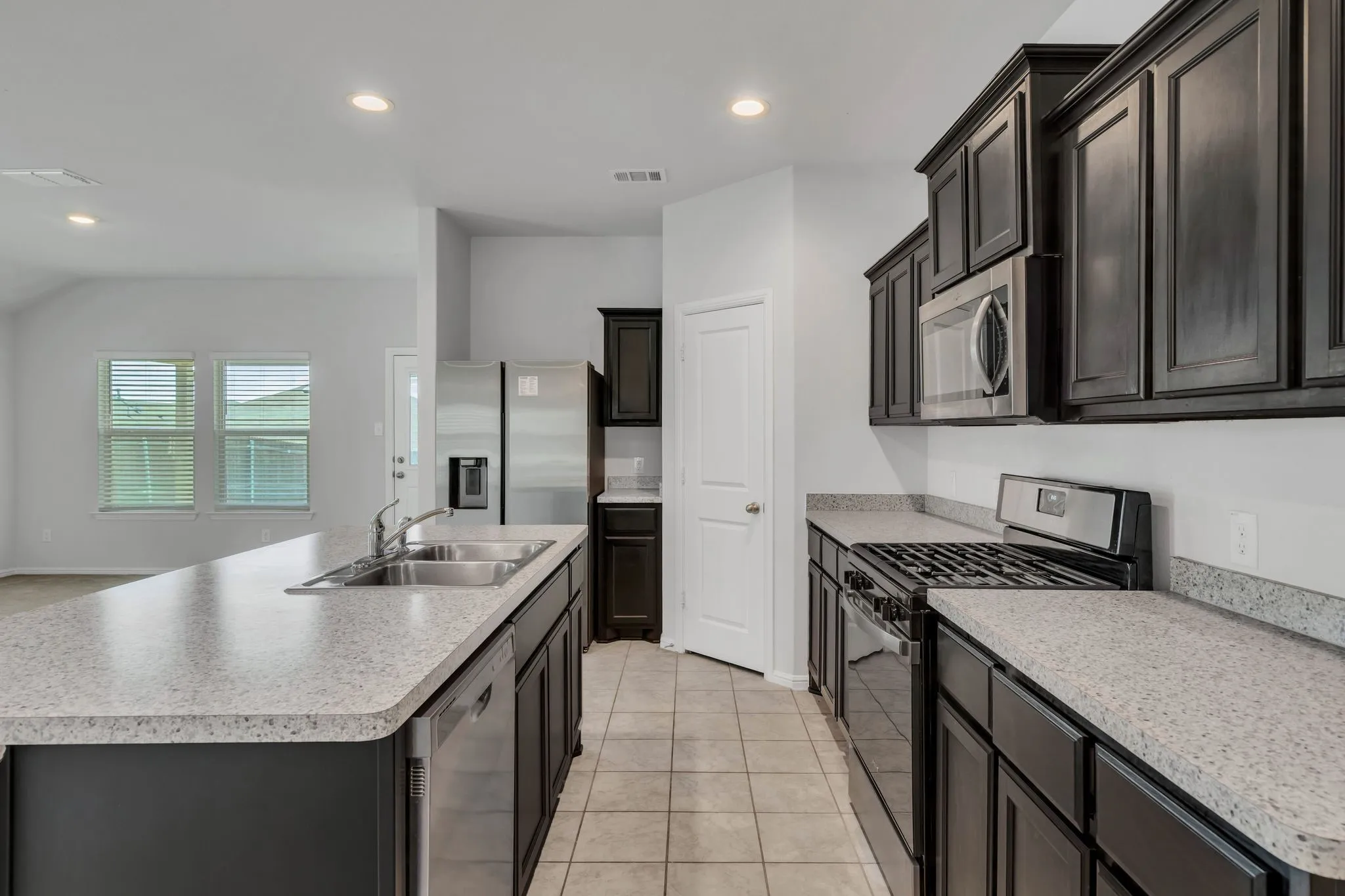 Single Family Residence For Rent in Denton County , 16617 Porterfield Lane, Justin, Texas 76247, 3 Bedroom, 2 Bathroom, 2 Garage spaces, 1,554 Sqft, built in 2022, mls#21410043, Real Estate Agent in Justin, Homes For Rent in Denton county, Homes For Rent in Justin, Realtor in Justin Texas, Real Estate Brokerage Independent Realty Texas, Luminita Cordes Realtor
