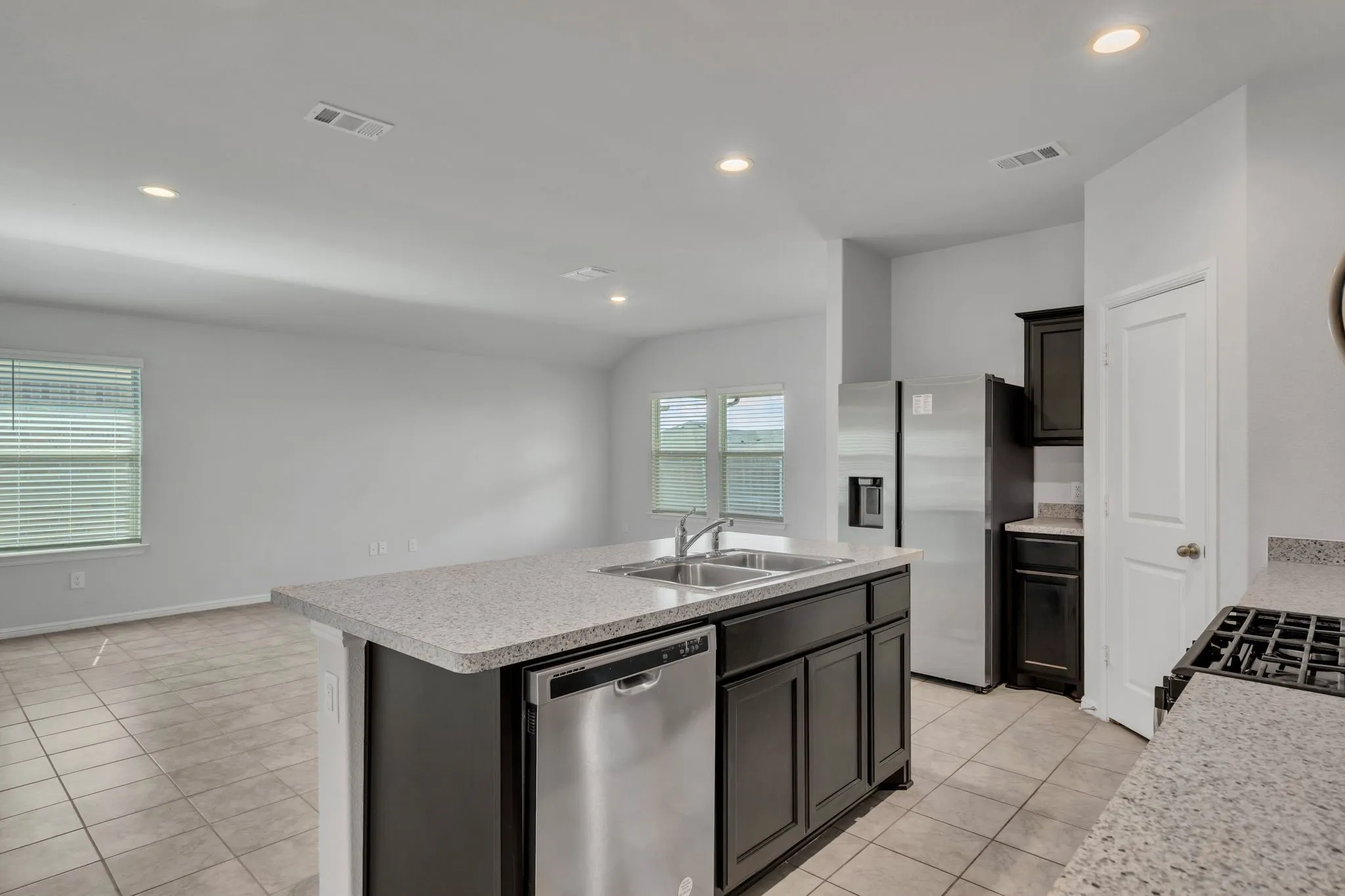 Single Family Residence For Rent in Denton County , 16617 Porterfield Lane, Justin, Texas 76247, 3 Bedroom, 2 Bathroom, 2 Garage spaces, 1,554 Sqft, built in 2022, mls#21410043, Real Estate Agent in Justin, Homes For Rent in Denton county, Homes For Rent in Justin, Realtor in Justin Texas, Real Estate Brokerage Independent Realty Texas, Luminita Cordes Realtor