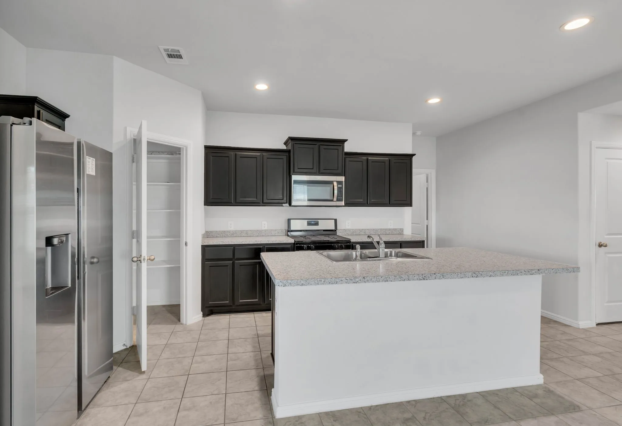 Single Family Residence For Rent in Denton County , 16617 Porterfield Lane, Justin, Texas 76247, 3 Bedroom, 2 Bathroom, 2 Garage spaces, 1,554 Sqft, built in 2022, mls#21410043, Real Estate Agent in Justin, Homes For Rent in Denton county, Homes For Rent in Justin, Realtor in Justin Texas, Real Estate Brokerage Independent Realty Texas, Luminita Cordes Realtor
