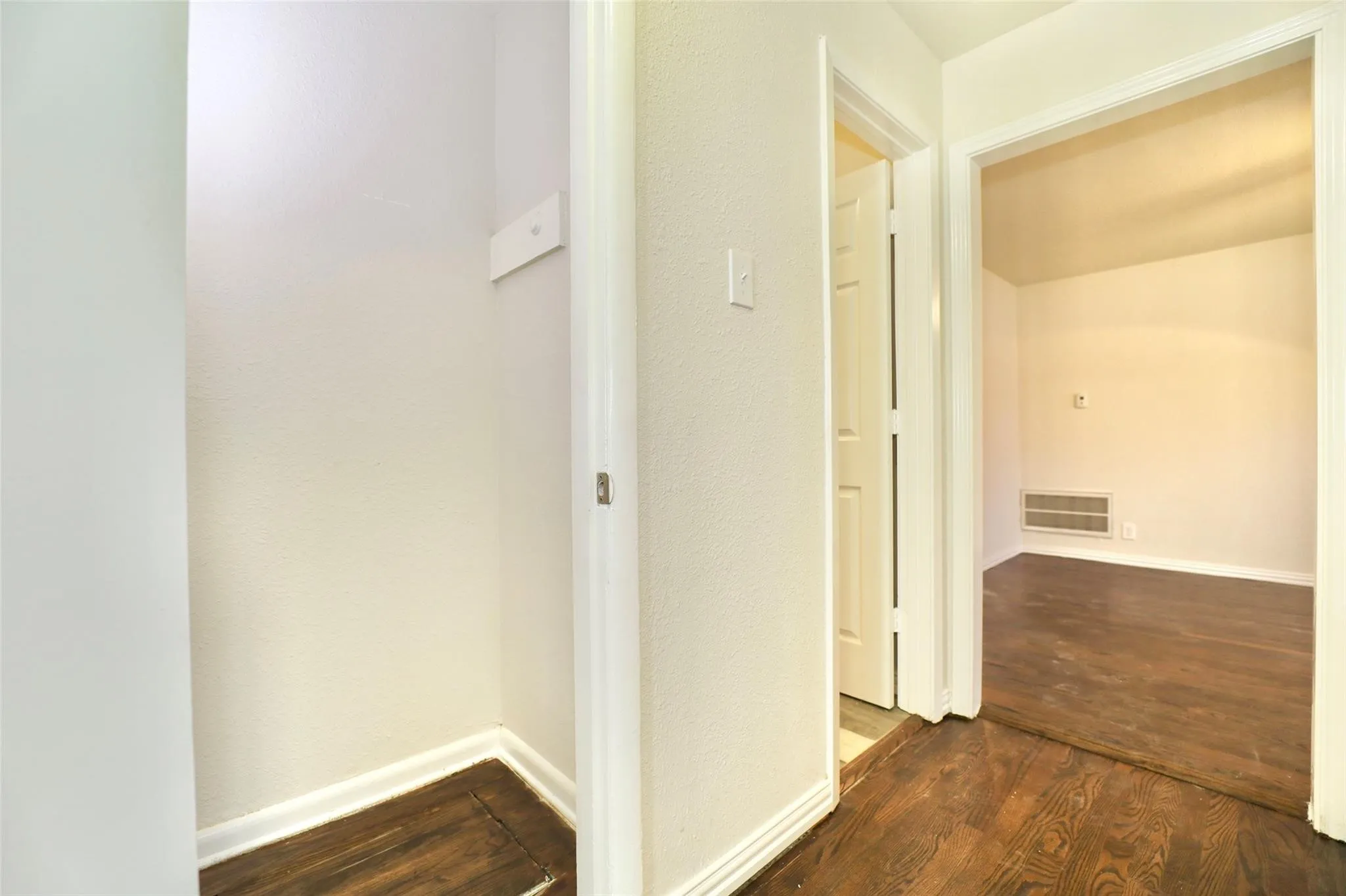 Single Family Residence For Rent in Dallas County , 1526 Hillcrest Street, Mesquite, Texas 75149, 3 Bedroom, 1 Bathroom, 1 Garage spaces, 946 Sqft, built in 1955, mls#21410050, Real Estate Agent in Mesquite, Homes For Rent in Dallas county, Homes For Rent in Mesquite, Realtor in Mesquite Texas, Real Estate Brokerage Independent Realty Texas, Luminita Cordes Realtor