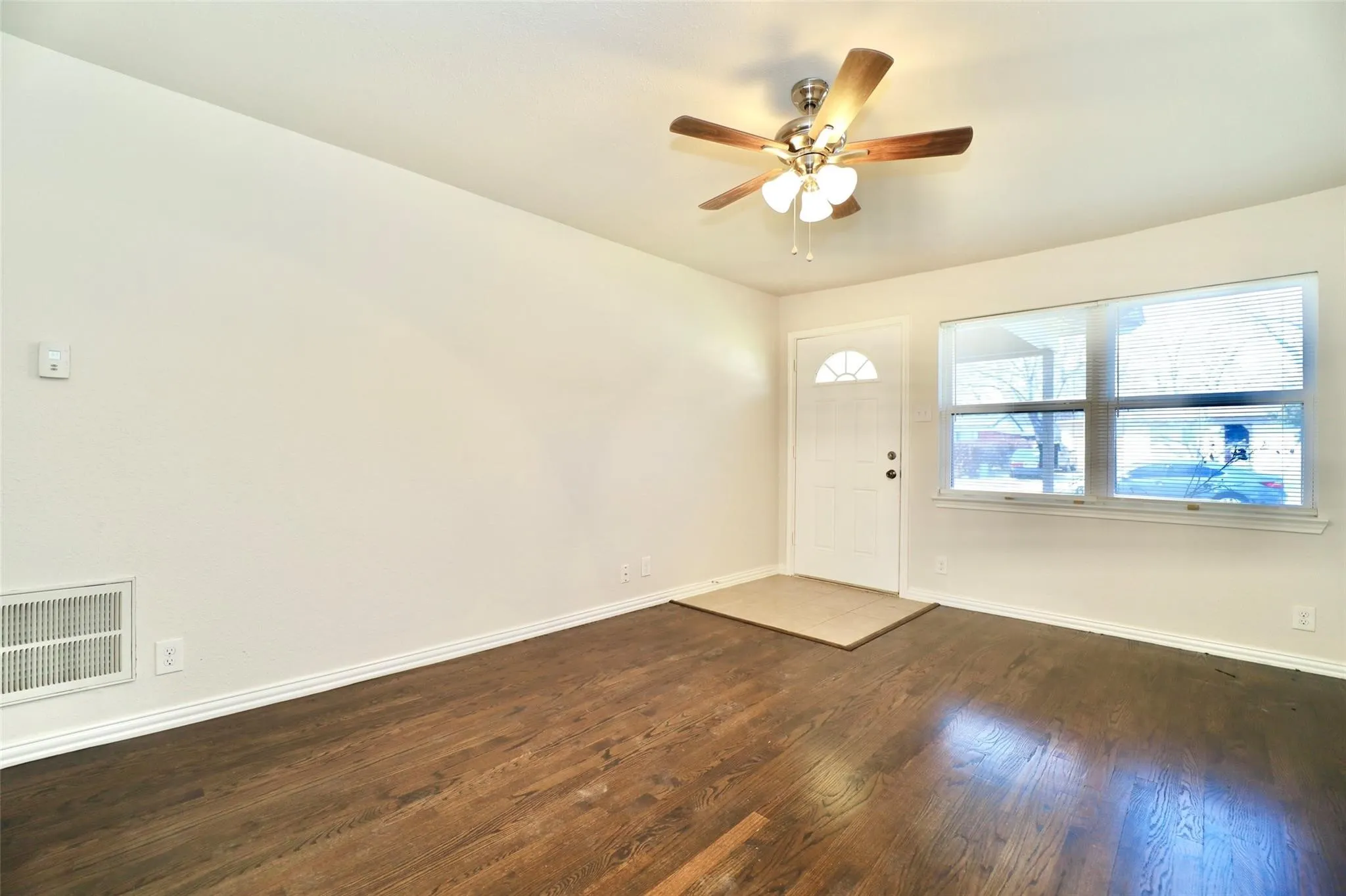 Single Family Residence For Rent in Dallas County , 1526 Hillcrest Street, Mesquite, Texas 75149, 3 Bedroom, 1 Bathroom, 1 Garage spaces, 946 Sqft, built in 1955, mls#21410050, Real Estate Agent in Mesquite, Homes For Rent in Dallas county, Homes For Rent in Mesquite, Realtor in Mesquite Texas, Real Estate Brokerage Independent Realty Texas, Luminita Cordes Realtor