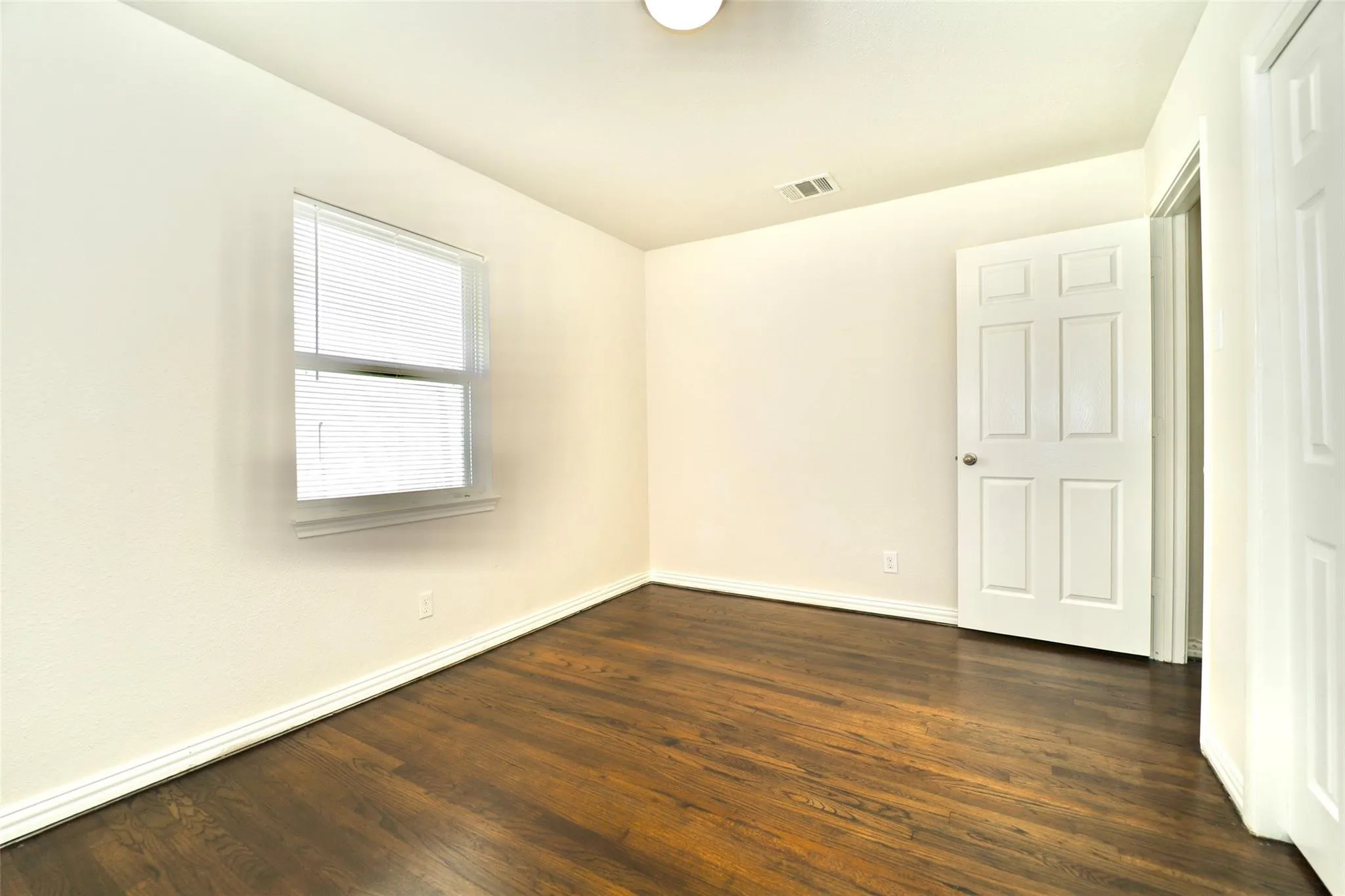 Single Family Residence For Rent in Dallas County , 1526 Hillcrest Street, Mesquite, Texas 75149, 3 Bedroom, 1 Bathroom, 1 Garage spaces, 946 Sqft, built in 1955, mls#21410050, Real Estate Agent in Mesquite, Homes For Rent in Dallas county, Homes For Rent in Mesquite, Realtor in Mesquite Texas, Real Estate Brokerage Independent Realty Texas, Luminita Cordes Realtor