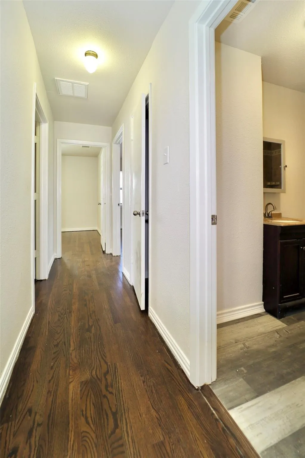 Single Family Residence For Rent in Dallas County , 1526 Hillcrest Street, Mesquite, Texas 75149, 3 Bedroom, 1 Bathroom, 1 Garage spaces, 946 Sqft, built in 1955, mls#21410050, Real Estate Agent in Mesquite, Homes For Rent in Dallas county, Homes For Rent in Mesquite, Realtor in Mesquite Texas, Real Estate Brokerage Independent Realty Texas, Luminita Cordes Realtor