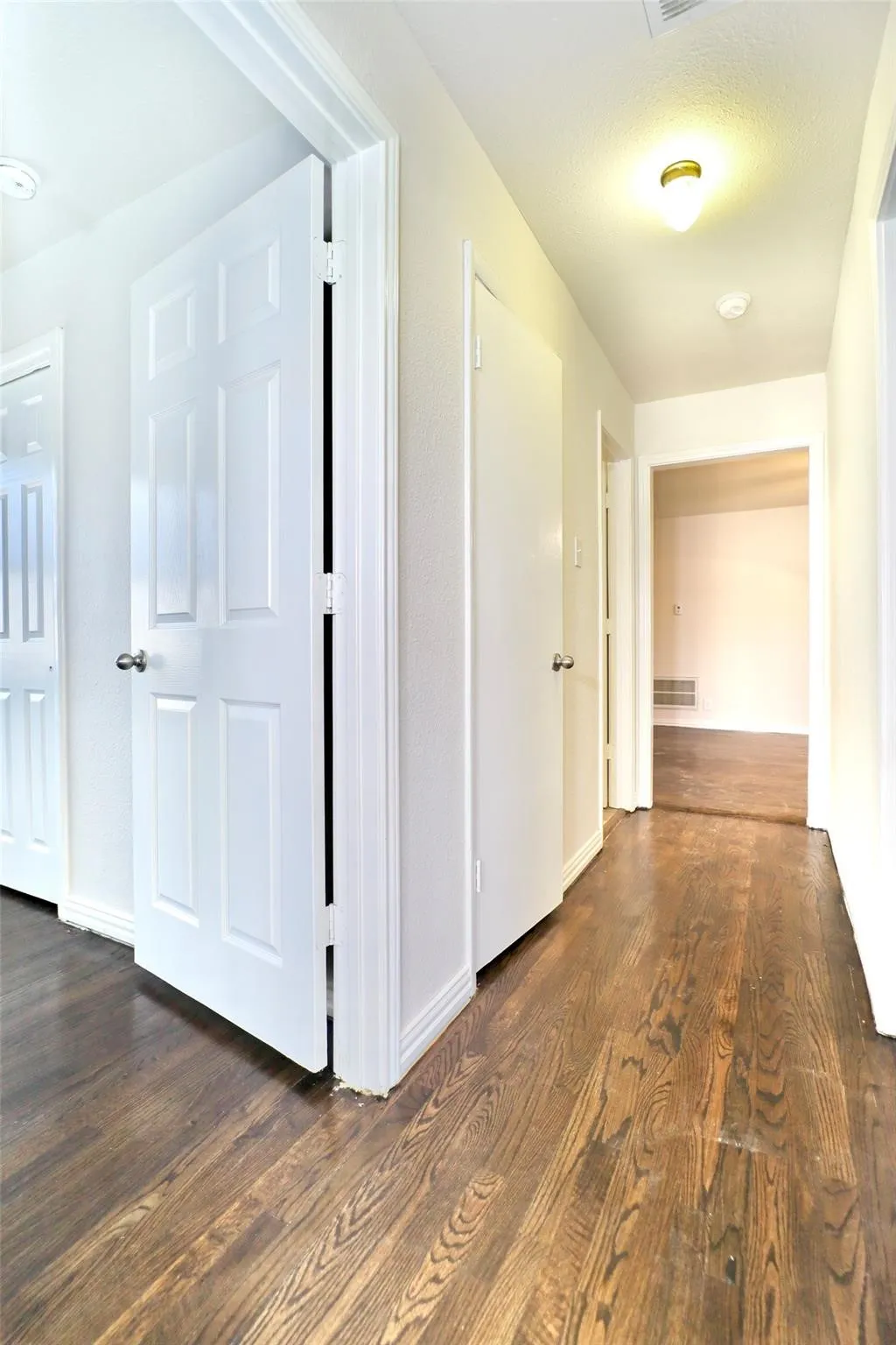 Single Family Residence For Rent in Dallas County , 1526 Hillcrest Street, Mesquite, Texas 75149, 3 Bedroom, 1 Bathroom, 1 Garage spaces, 946 Sqft, built in 1955, mls#21410050, Real Estate Agent in Mesquite, Homes For Rent in Dallas county, Homes For Rent in Mesquite, Realtor in Mesquite Texas, Real Estate Brokerage Independent Realty Texas, Luminita Cordes Realtor