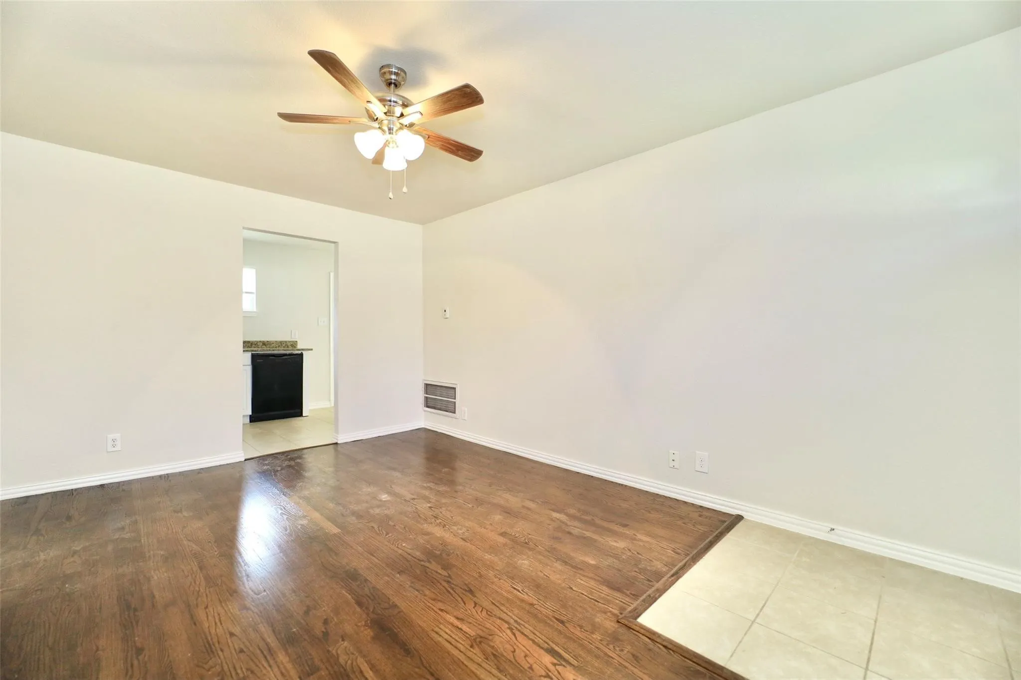 Single Family Residence For Rent in Dallas County , 1526 Hillcrest Street, Mesquite, Texas 75149, 3 Bedroom, 1 Bathroom, 1 Garage spaces, 946 Sqft, built in 1955, mls#21410050, Real Estate Agent in Mesquite, Homes For Rent in Dallas county, Homes For Rent in Mesquite, Realtor in Mesquite Texas, Real Estate Brokerage Independent Realty Texas, Luminita Cordes Realtor
