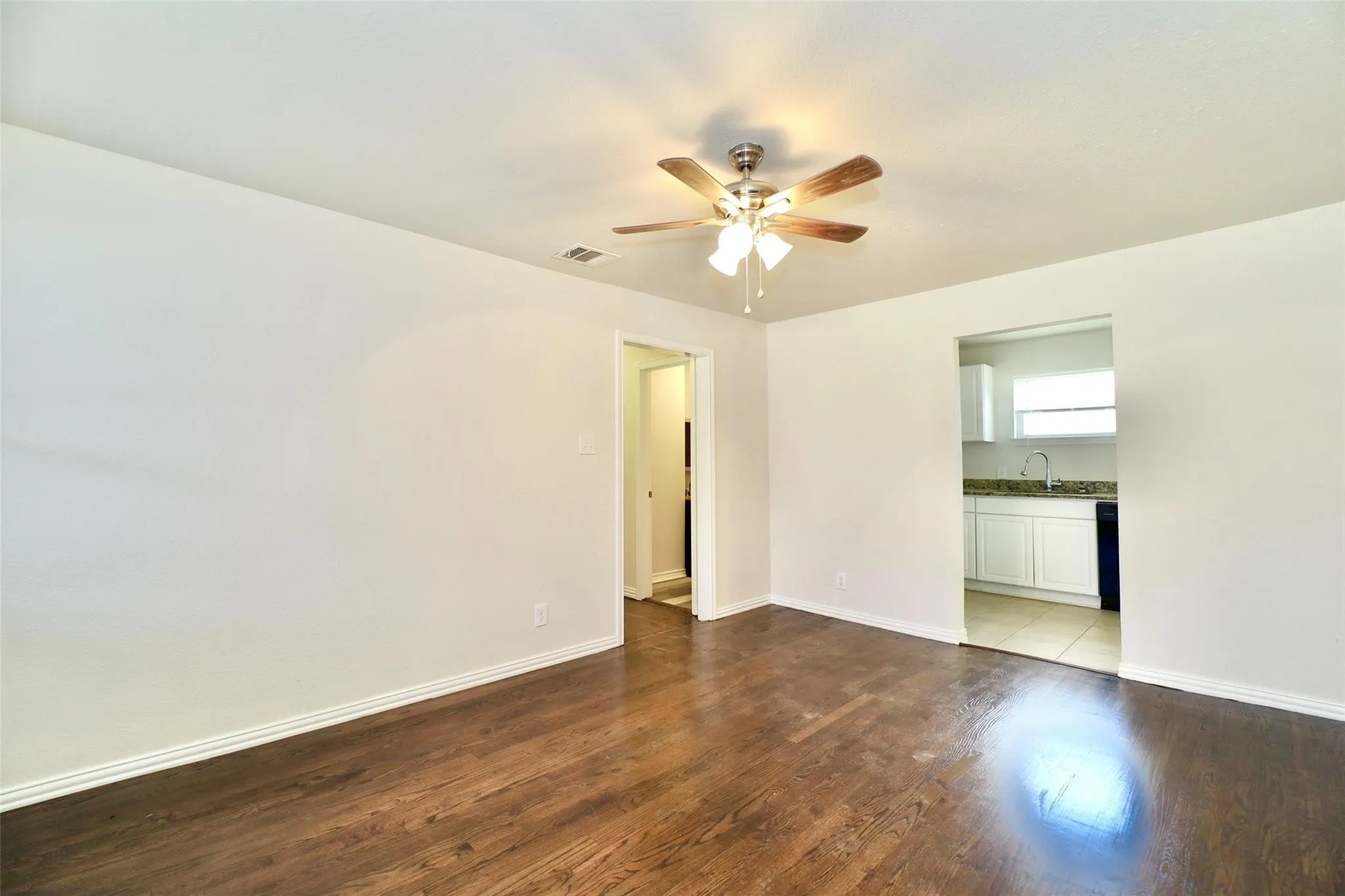Single Family Residence For Rent in Dallas County , 1526 Hillcrest Street, Mesquite, Texas 75149, 3 Bedroom, 1 Bathroom, 1 Garage spaces, 946 Sqft, built in 1955, mls#21410050, Real Estate Agent in Mesquite, Homes For Rent in Dallas county, Homes For Rent in Mesquite, Realtor in Mesquite Texas, Real Estate Brokerage Independent Realty Texas, Luminita Cordes Realtor