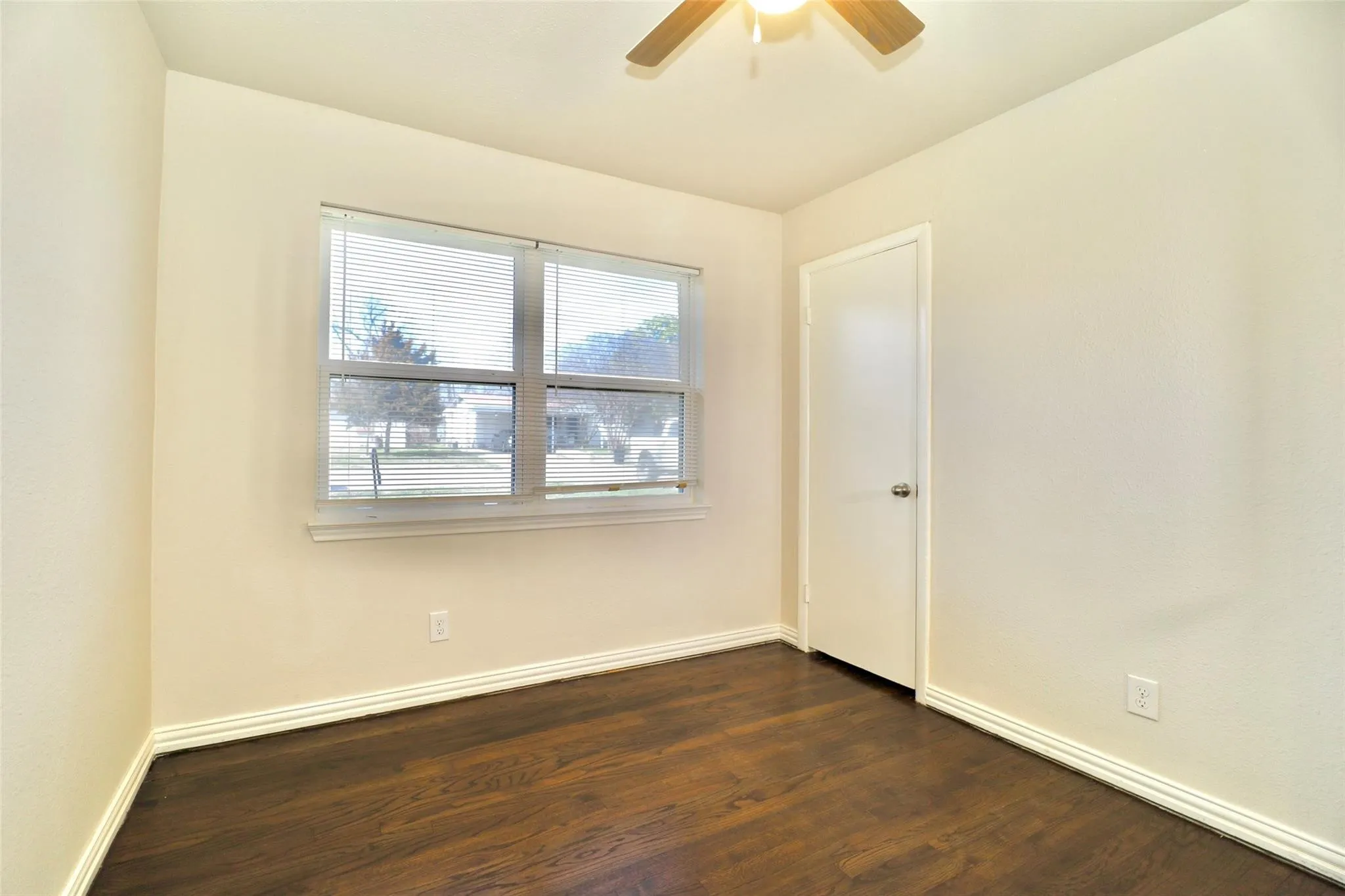 Single Family Residence For Rent in Dallas County , 1526 Hillcrest Street, Mesquite, Texas 75149, 3 Bedroom, 1 Bathroom, 1 Garage spaces, 946 Sqft, built in 1955, mls#21410050, Real Estate Agent in Mesquite, Homes For Rent in Dallas county, Homes For Rent in Mesquite, Realtor in Mesquite Texas, Real Estate Brokerage Independent Realty Texas, Luminita Cordes Realtor