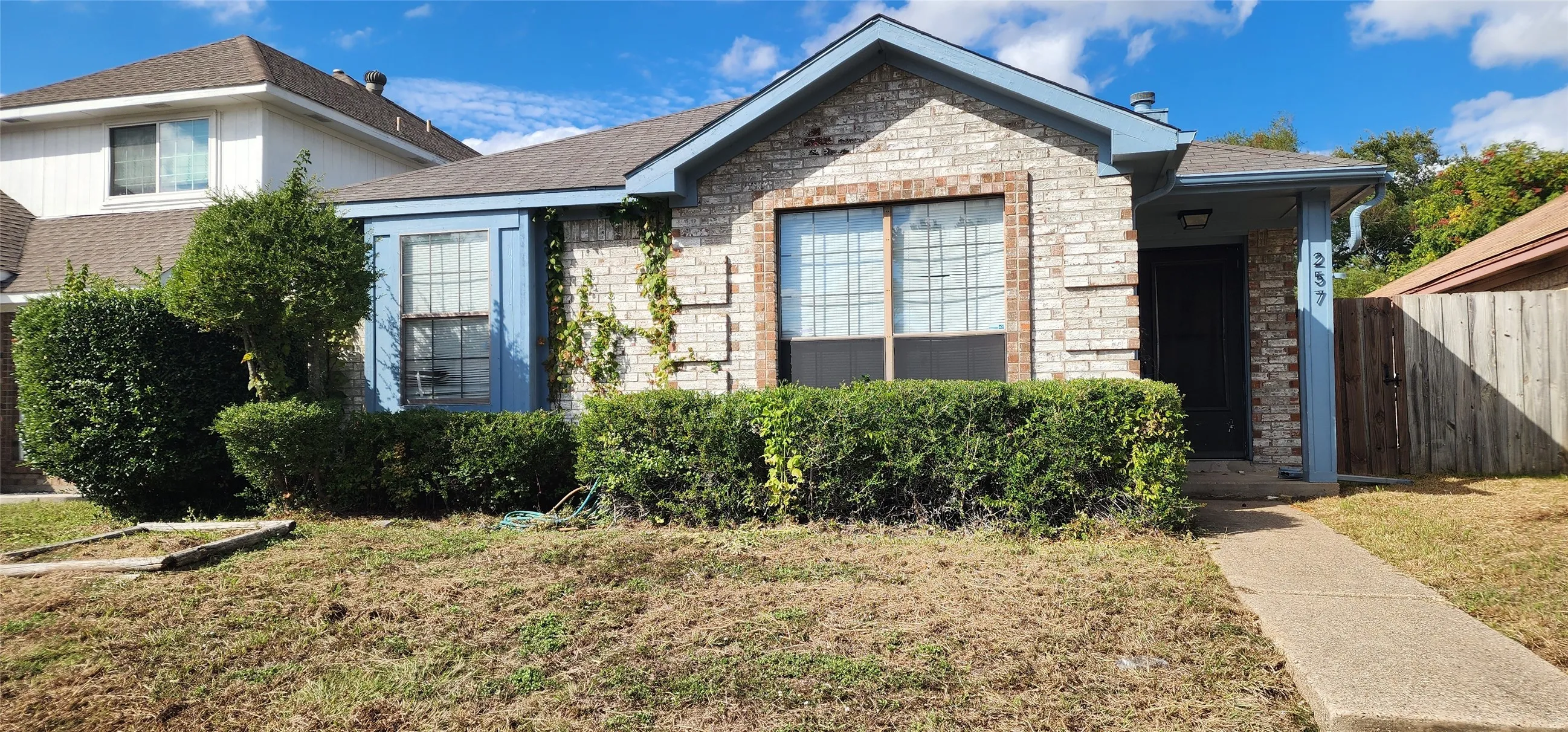 Single Family Residence For Sale in Dallas County , 257 Conger Drive, Mesquite, Texas 75149, 3 Bedroom, 2 Bathroom, 2 Garage spaces, 1,270 Sqft, built in 1987, mls#21410059, Real Estate Agent in Mesquite, Homes For Sale in Dallas county, Homes For Sale in Mesquite, Realtor in Mesquite Texas, Real Estate Brokerage Independent Realty Texas, Luminita Cordes Realtor