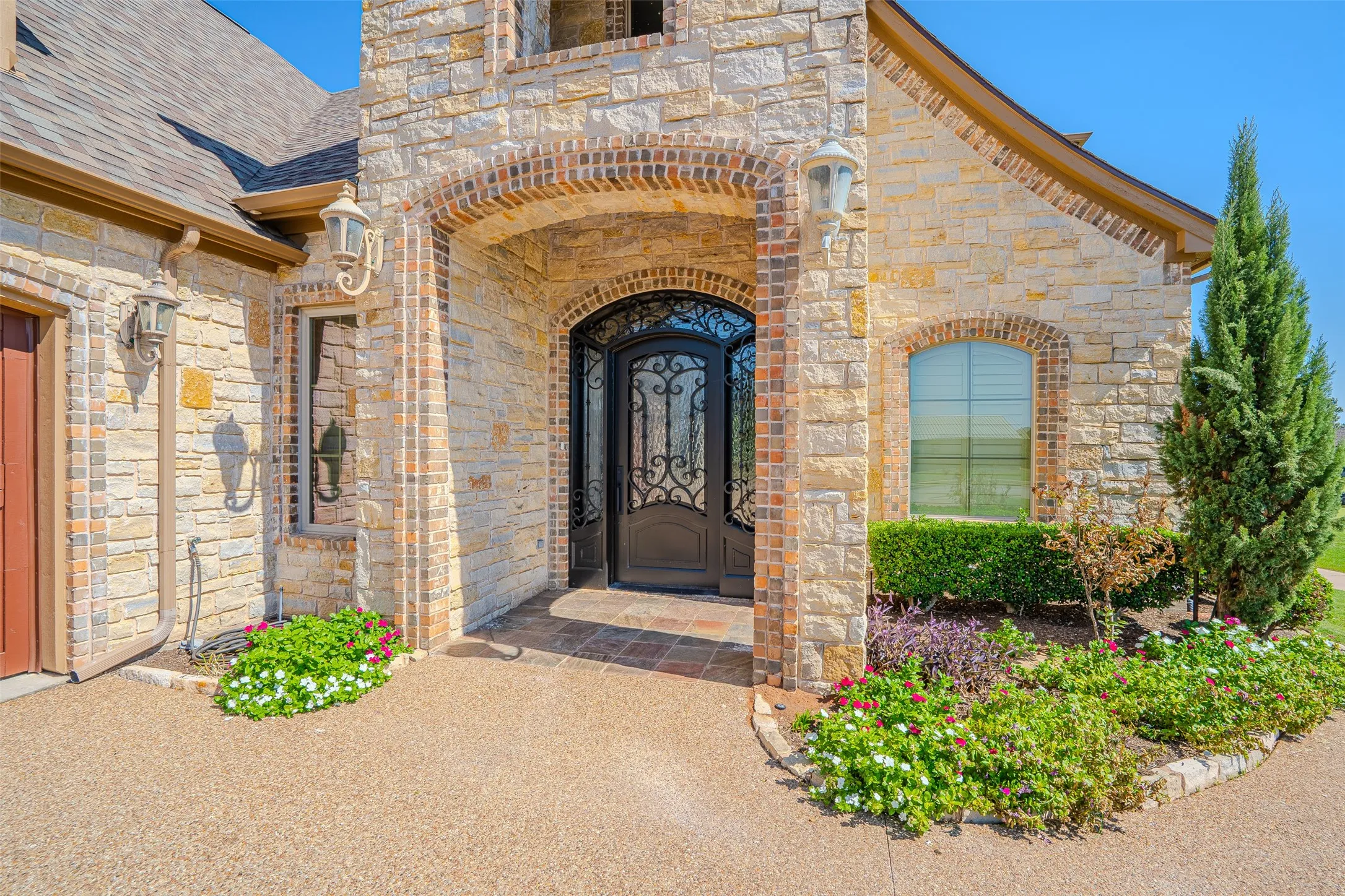 Single Family Residence For Sale in Hood County , 1903 Harbor Lakes Drive, Granbury, Texas 76048, 4 Bedroom, 3 Bathroom, 3 Garage spaces, 3,762 Sqft, built in 2008, mls#21409946, Real Estate Agent in Granbury, Homes For Sale in Hood county, Homes For Sale in Granbury, Realtor in Granbury Texas, Real Estate Brokerage Independent Realty Texas, Luminita Cordes Realtor