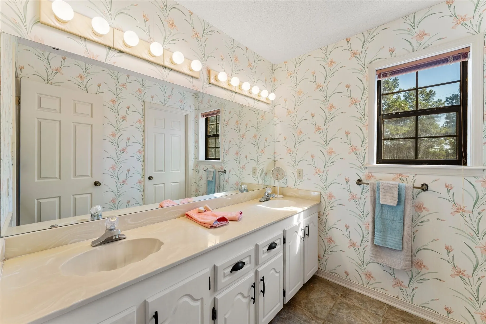 Single Family Residence For Sale in Cass County , 1070 County Road 3772, Queen City, Texas 75572, 4 Bedroom, 3 Bathroom, Garage spaces, 3,137 Sqft, built in 1986, mls#21409549, Real Estate Agent in Queen City, Homes For Sale in Cass county, Homes For Sale in Queen City, Realtor in Queen City Texas, Real Estate Brokerage Independent Realty Texas, Luminita Cordes Realtor