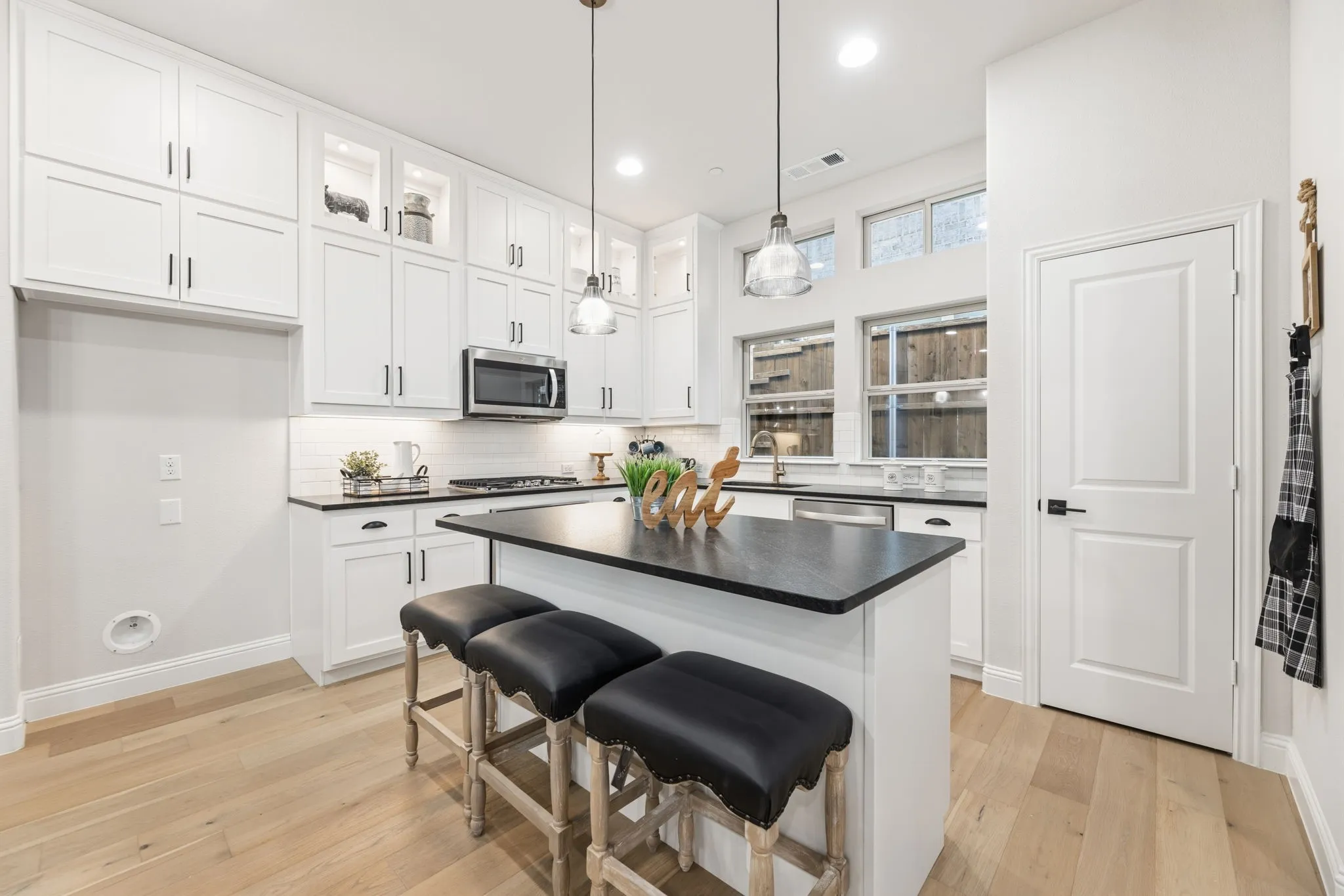 Townhouse For Sale in Denton County , 103 Kensington Drive, Lewisville, Texas 75067, 3 Bedroom, 3 Bathroom, 2 Garage spaces, 2,026 Sqft, built in 2019, mls#21404948, Real Estate Agent in Lewisville, Homes For Sale in Denton county, Homes For Sale in Lewisville, Realtor in Lewisville Texas, Real Estate Brokerage Independent Realty Texas, Luminita Cordes Realtor