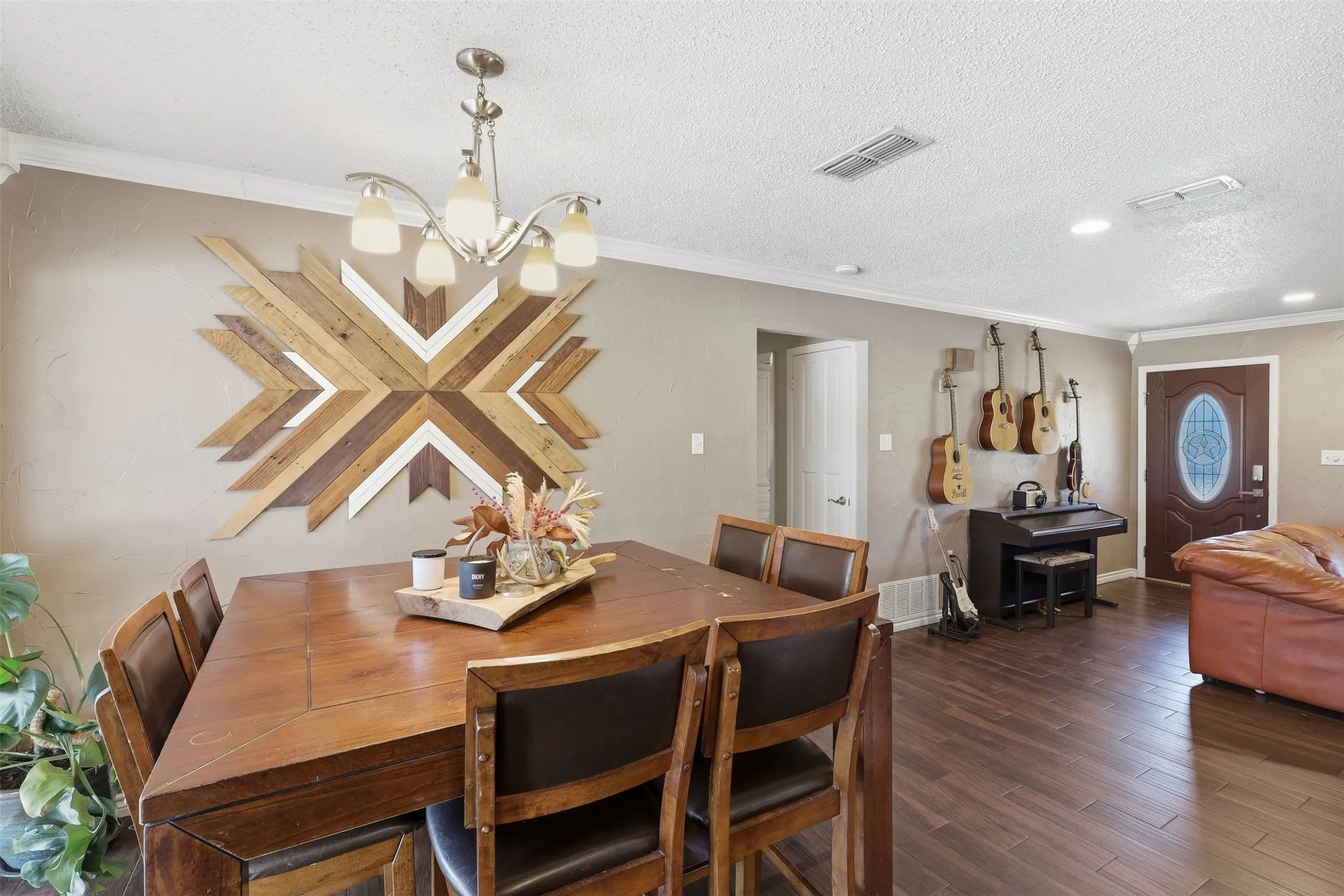 Single Family Residence For Sale in Hood County , 2609 Oaks Drive, Granbury, Texas 76049, 3 Bedroom, 2 Bathroom, 2 Garage spaces, 1,596 Sqft, built in 1976, mls#21408893, Real Estate Agent in Granbury, Homes For Sale in Hood county, Homes For Sale in Granbury, Realtor in Granbury Texas, Real Estate Brokerage Independent Realty Texas, Luminita Cordes Realtor