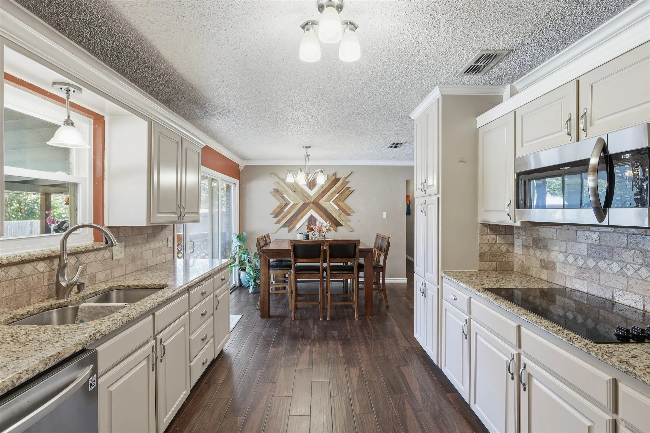 Single Family Residence For Sale in Hood County , 2609 Oaks Drive, Granbury, Texas 76049, 3 Bedroom, 2 Bathroom, 2 Garage spaces, 1,596 Sqft, built in 1976, mls#21408893, Real Estate Agent in Granbury, Homes For Sale in Hood county, Homes For Sale in Granbury, Realtor in Granbury Texas, Real Estate Brokerage Independent Realty Texas, Luminita Cordes Realtor
