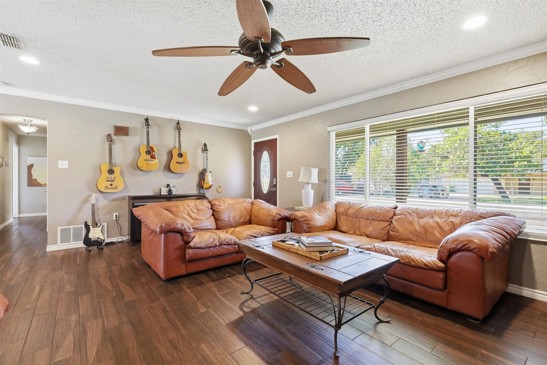 Single Family Residence For Sale in Hood County , 2609 Oaks Drive, Granbury, Texas 76049, 3 Bedroom, 2 Bathroom, 2 Garage spaces, 1,596 Sqft, built in 1976, mls#21408893, Real Estate Agent in Granbury, Homes For Sale in Hood county, Homes For Sale in Granbury, Realtor in Granbury Texas, Real Estate Brokerage Independent Realty Texas, Luminita Cordes Realtor