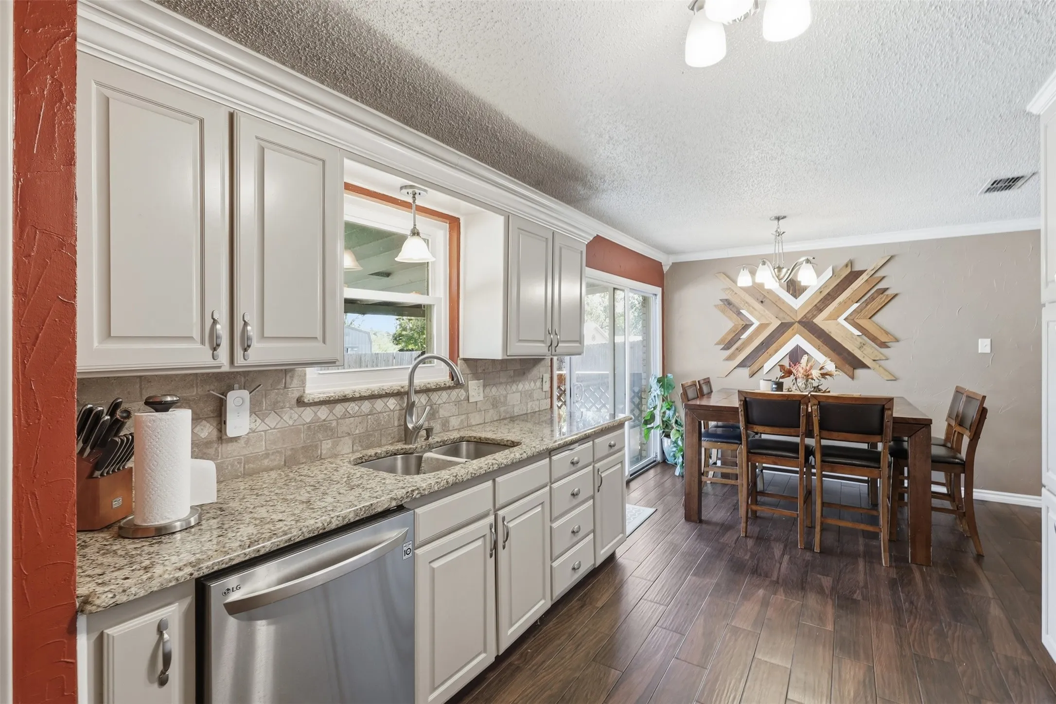 Single Family Residence For Sale in Hood County , 2609 Oaks Drive, Granbury, Texas 76049, 3 Bedroom, 2 Bathroom, 2 Garage spaces, 1,596 Sqft, built in 1976, mls#21408893, Real Estate Agent in Granbury, Homes For Sale in Hood county, Homes For Sale in Granbury, Realtor in Granbury Texas, Real Estate Brokerage Independent Realty Texas, Luminita Cordes Realtor