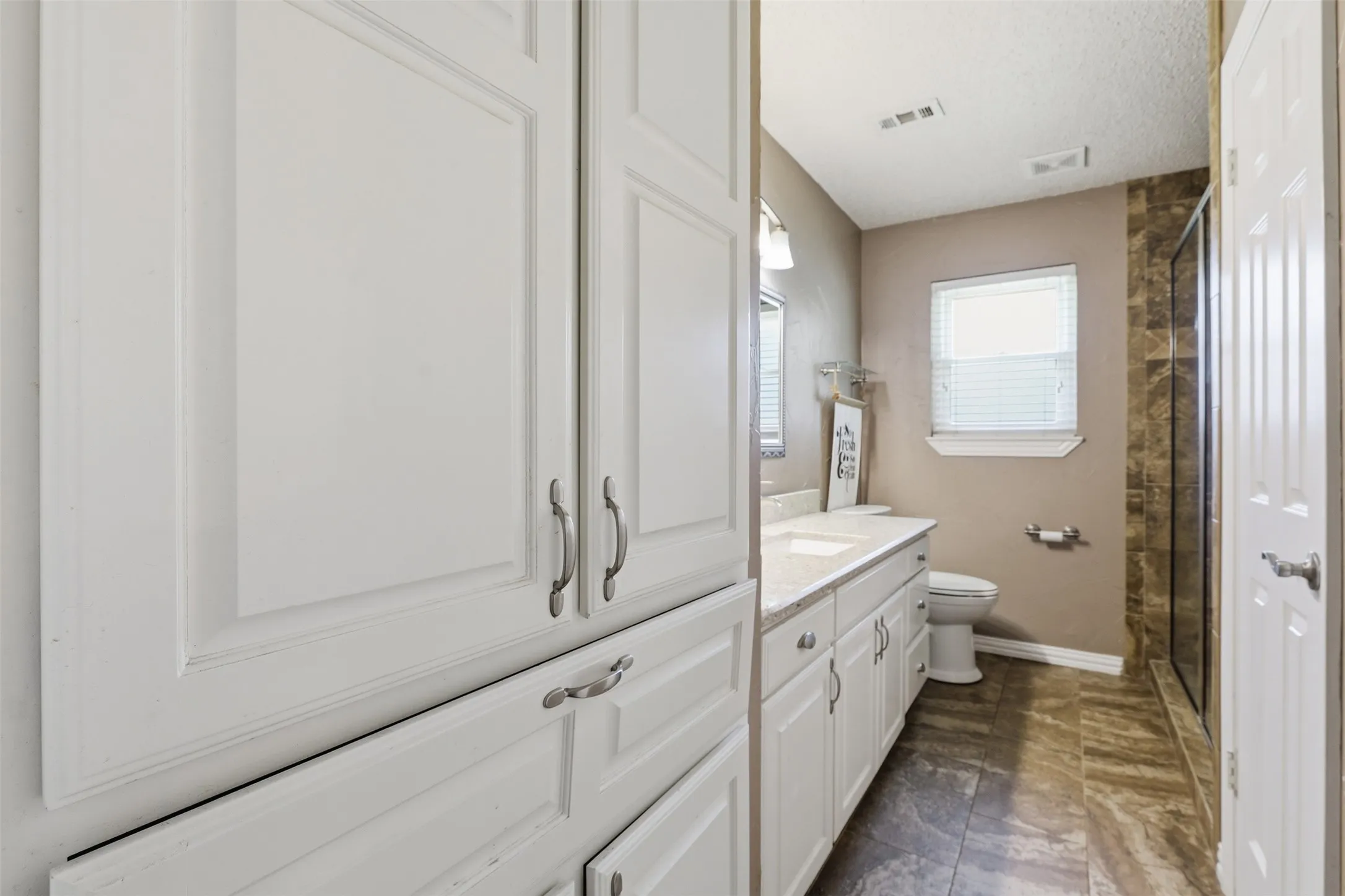 Single Family Residence For Sale in Hood County , 2609 Oaks Drive, Granbury, Texas 76049, 3 Bedroom, 2 Bathroom, 2 Garage spaces, 1,596 Sqft, built in 1976, mls#21408893, Real Estate Agent in Granbury, Homes For Sale in Hood county, Homes For Sale in Granbury, Realtor in Granbury Texas, Real Estate Brokerage Independent Realty Texas, Luminita Cordes Realtor