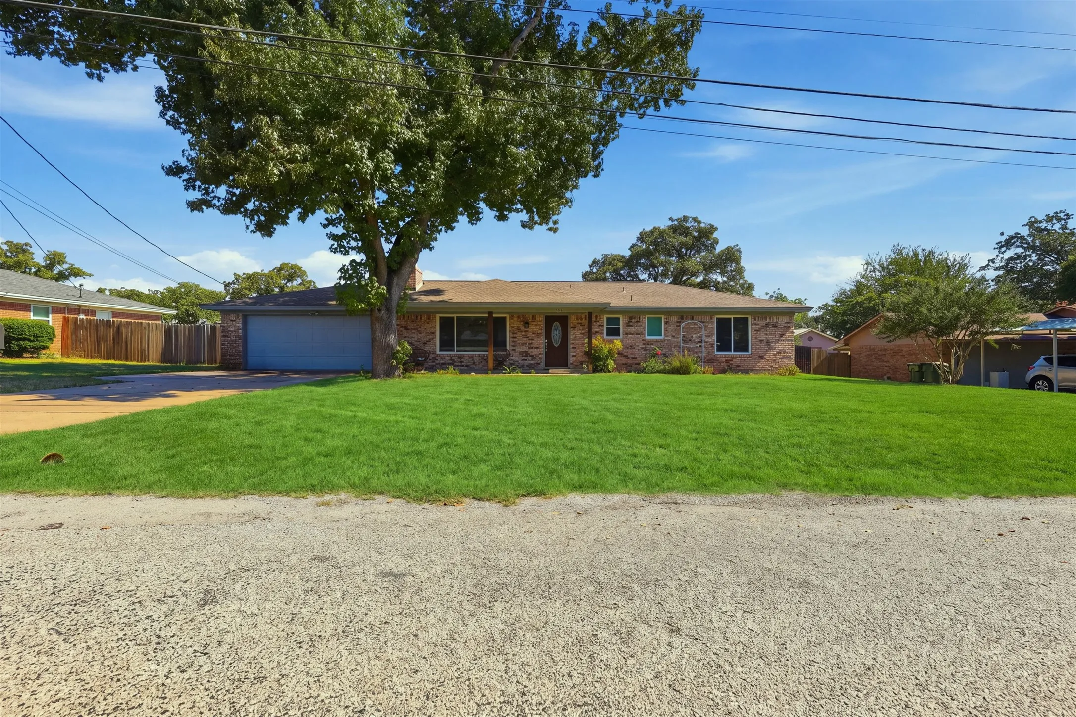Single Family Residence For Sale in Hood County , 2609 Oaks Drive, Granbury, Texas 76049, 3 Bedroom, 2 Bathroom, 2 Garage spaces, 1,596 Sqft, built in 1976, mls#21408893, Real Estate Agent in Granbury, Homes For Sale in Hood county, Homes For Sale in Granbury, Realtor in Granbury Texas, Real Estate Brokerage Independent Realty Texas, Luminita Cordes Realtor