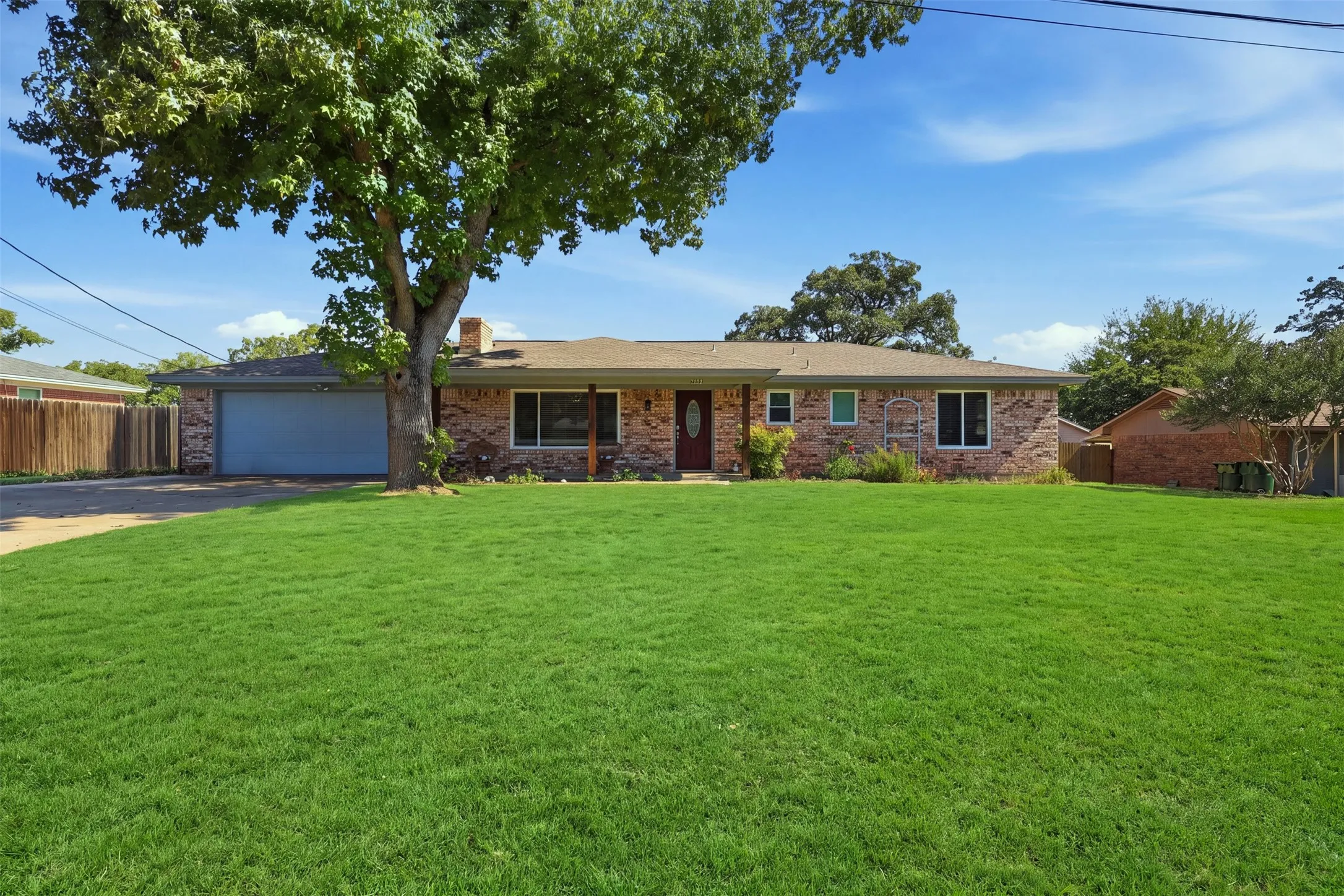 Single Family Residence For Sale in Hood County , 2609 Oaks Drive, Granbury, Texas 76049, 3 Bedroom, 2 Bathroom, 2 Garage spaces, 1,596 Sqft, built in 1976, mls#21408893, Real Estate Agent in Granbury, Homes For Sale in Hood county, Homes For Sale in Granbury, Realtor in Granbury Texas, Real Estate Brokerage Independent Realty Texas, Luminita Cordes Realtor