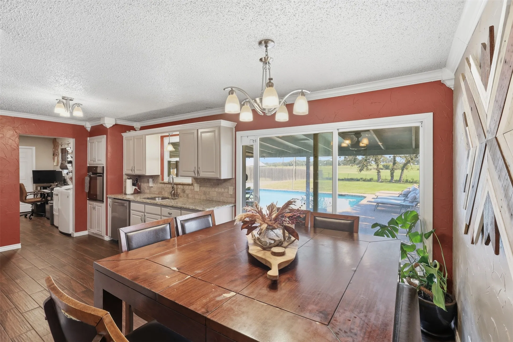 Single Family Residence For Sale in Hood County , 2609 Oaks Drive, Granbury, Texas 76049, 3 Bedroom, 2 Bathroom, 2 Garage spaces, 1,596 Sqft, built in 1976, mls#21408893, Real Estate Agent in Granbury, Homes For Sale in Hood county, Homes For Sale in Granbury, Realtor in Granbury Texas, Real Estate Brokerage Independent Realty Texas, Luminita Cordes Realtor