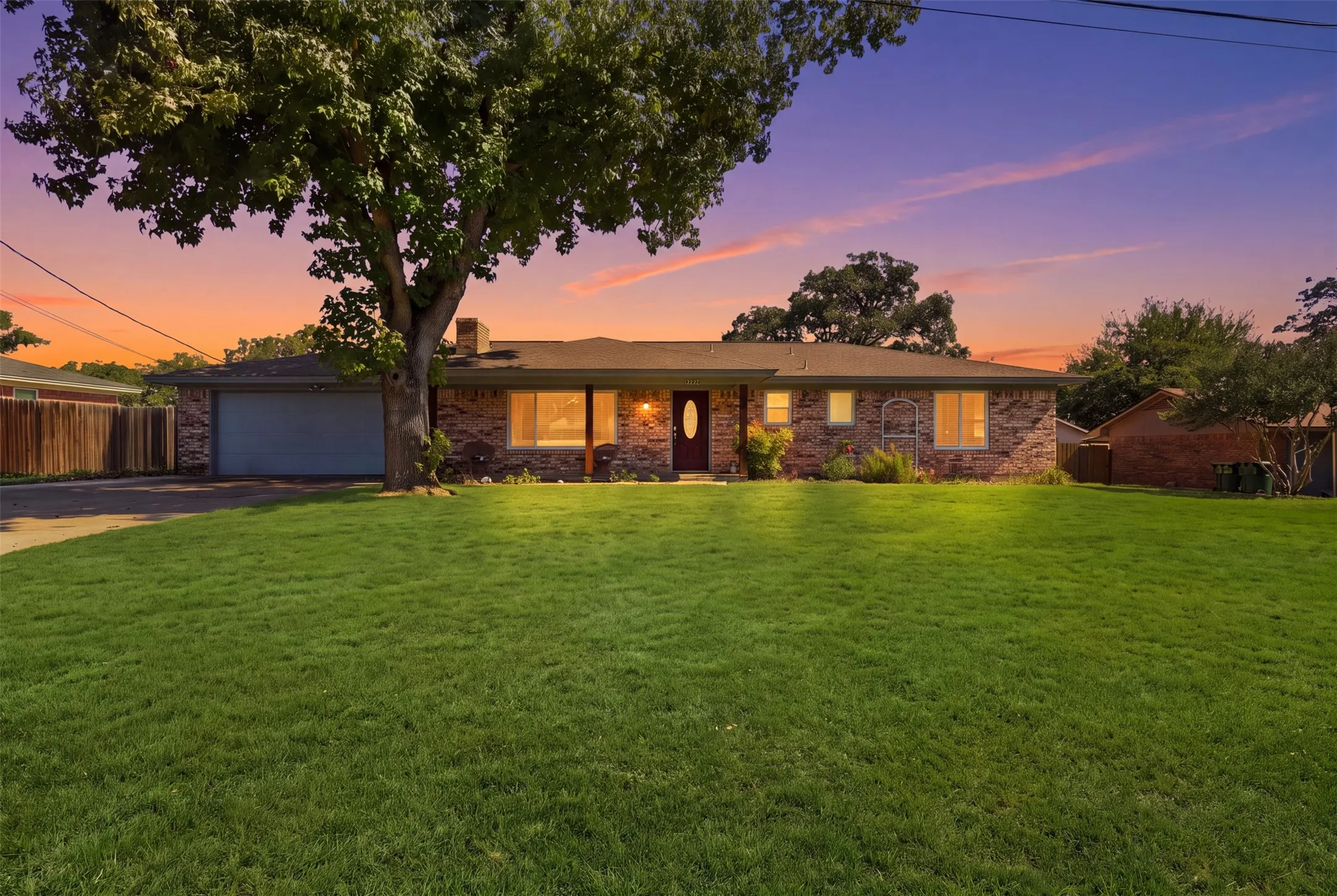 Single Family Residence For Sale in Hood County , 2609 Oaks Drive, Granbury, Texas 76049, 3 Bedroom, 2 Bathroom, 2 Garage spaces, 1,596 Sqft, built in 1976, mls#21408893, Real Estate Agent in Granbury, Homes For Sale in Hood county, Homes For Sale in Granbury, Realtor in Granbury Texas, Real Estate Brokerage Independent Realty Texas, Luminita Cordes Realtor