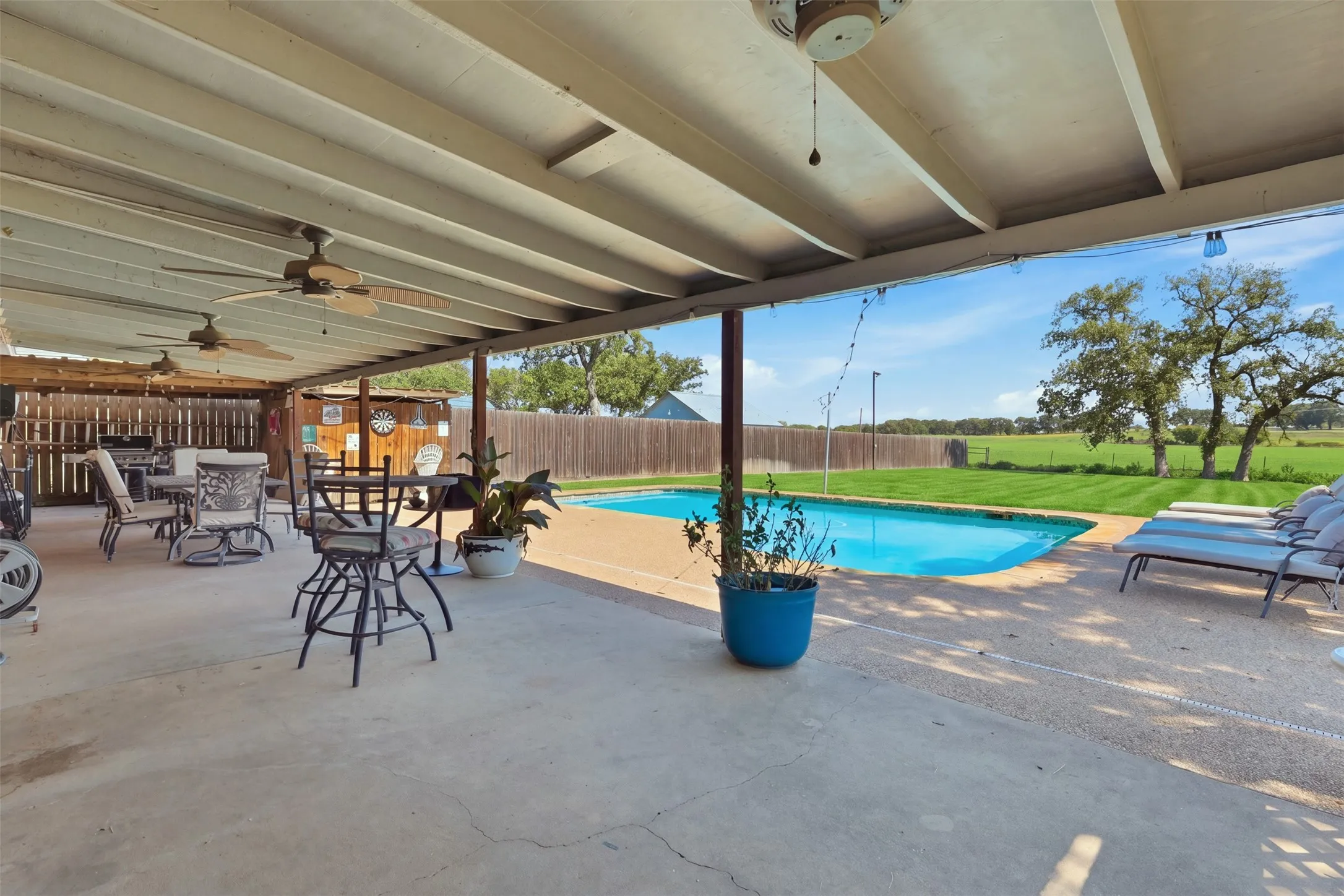 Single Family Residence For Sale in Hood County , 2609 Oaks Drive, Granbury, Texas 76049, 3 Bedroom, 2 Bathroom, 2 Garage spaces, 1,596 Sqft, built in 1976, mls#21408893, Real Estate Agent in Granbury, Homes For Sale in Hood county, Homes For Sale in Granbury, Realtor in Granbury Texas, Real Estate Brokerage Independent Realty Texas, Luminita Cordes Realtor