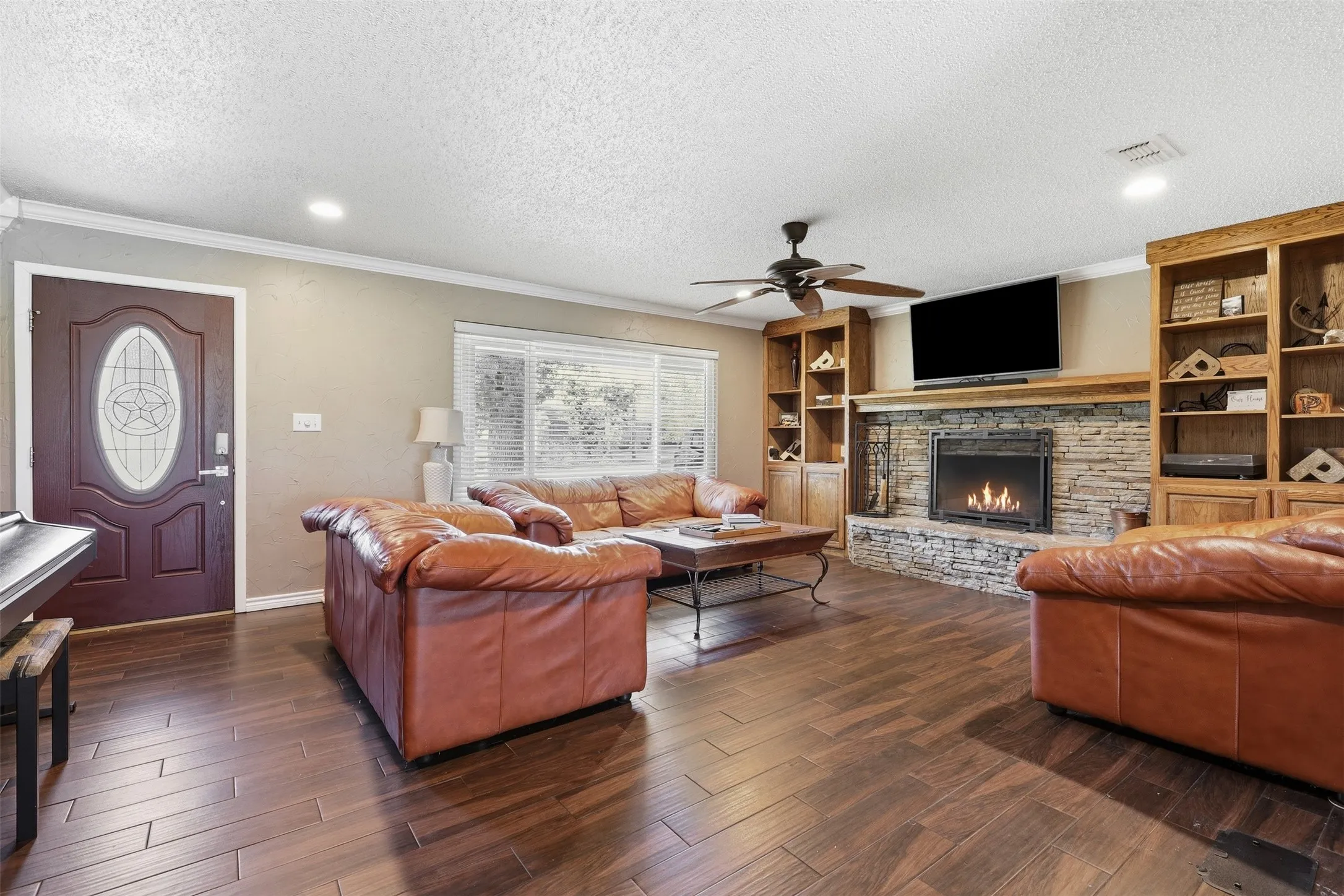 Single Family Residence For Sale in Hood County , 2609 Oaks Drive, Granbury, Texas 76049, 3 Bedroom, 2 Bathroom, 2 Garage spaces, 1,596 Sqft, built in 1976, mls#21408893, Real Estate Agent in Granbury, Homes For Sale in Hood county, Homes For Sale in Granbury, Realtor in Granbury Texas, Real Estate Brokerage Independent Realty Texas, Luminita Cordes Realtor