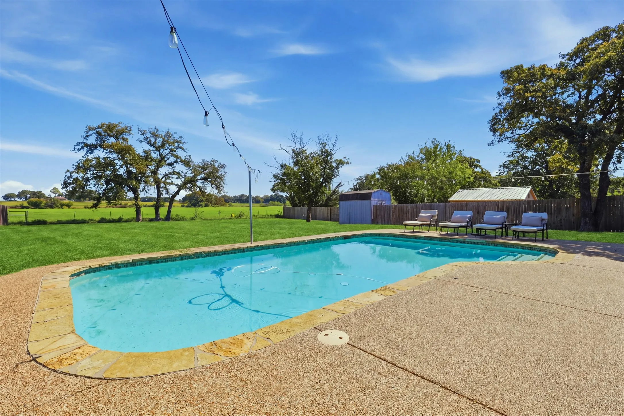Single Family Residence For Sale in Hood County , 2609 Oaks Drive, Granbury, Texas 76049, 3 Bedroom, 2 Bathroom, 2 Garage spaces, 1,596 Sqft, built in 1976, mls#21408893, Real Estate Agent in Granbury, Homes For Sale in Hood county, Homes For Sale in Granbury, Realtor in Granbury Texas, Real Estate Brokerage Independent Realty Texas, Luminita Cordes Realtor